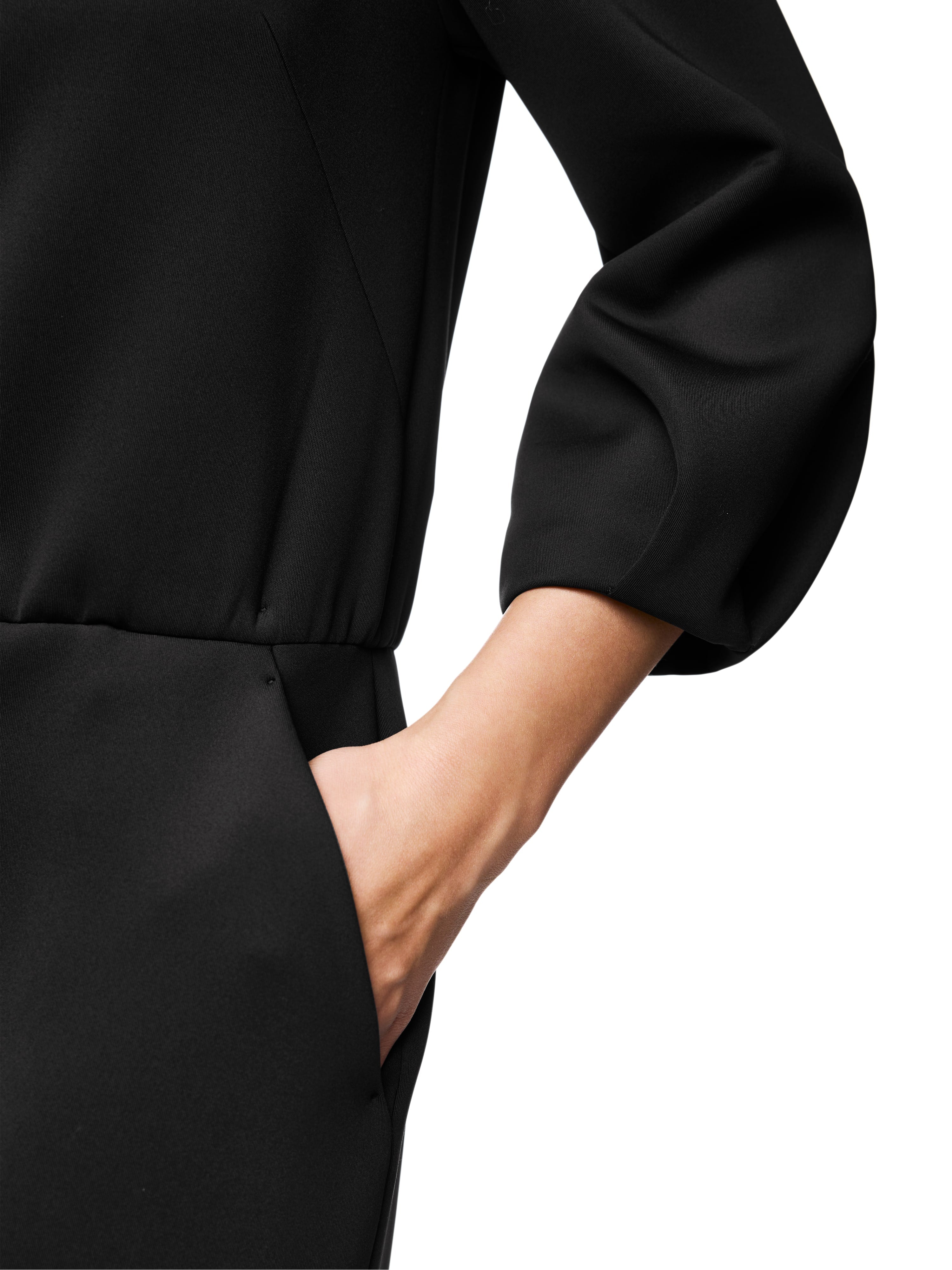 שמלת מיני גזרה צמודה עשויה מג'רזי סקובה עם שרוולי 3/4הרכב: 87% פוליאסטר, 13% אלסטןהדוגמנית בגובה 1.79 ולובשת מידה 3 של מארק קיין