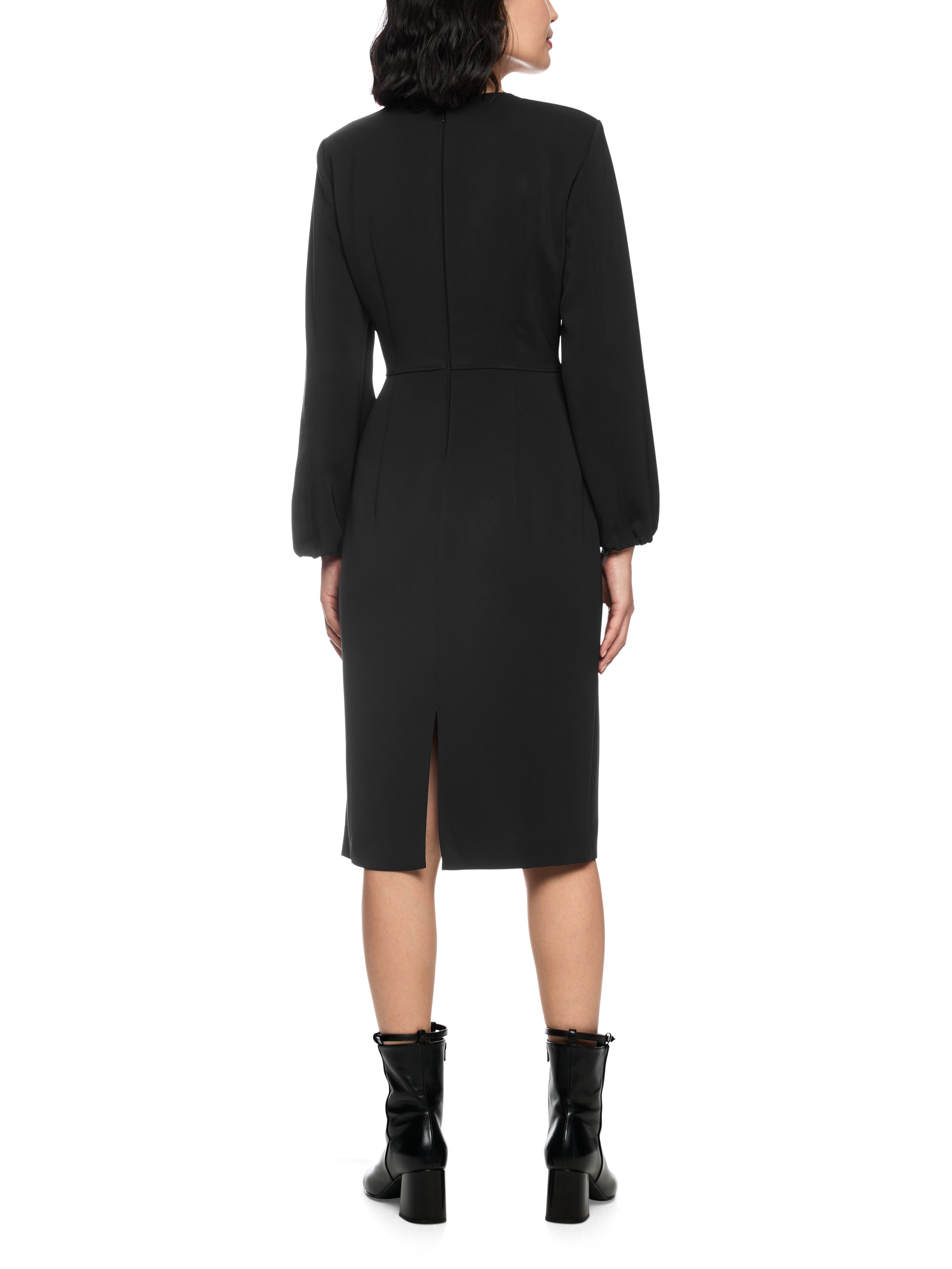 שמלת מידי בגזרה צמודה עם שרוולים ארוכים וסגירת רוכסןהרכב: 97% פוליאסטר, 3% אלסטןהדוגמנית בגובה 1.79 ולובשת מידה 3 של מארק קיין