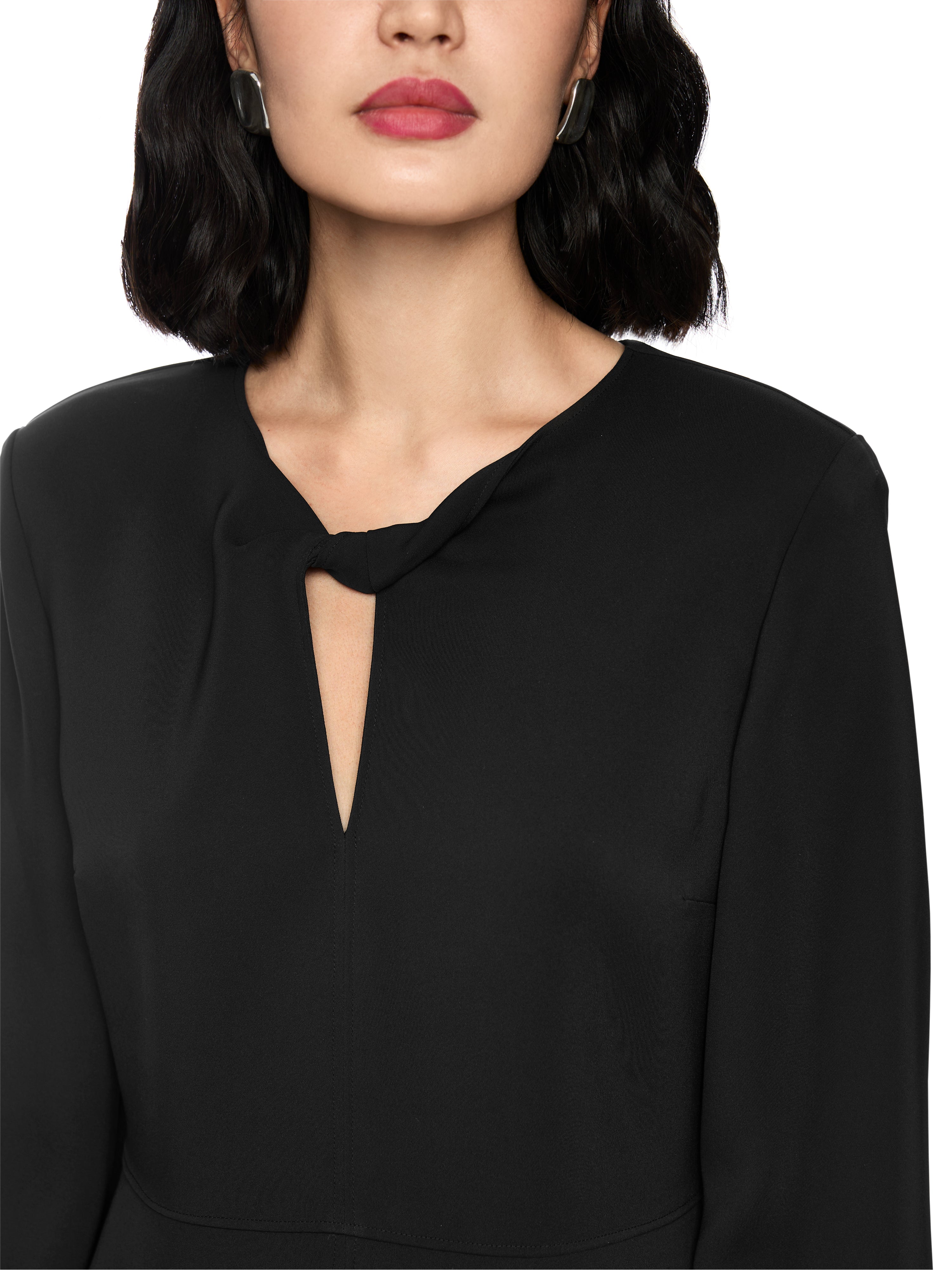 שמלת מידי בגזרה צמודה עם שרוולים ארוכים וסגירת רוכסןהרכב: 97% פוליאסטר, 3% אלסטןהדוגמנית בגובה 1.79 ולובשת מידה 3 של מארק קיין