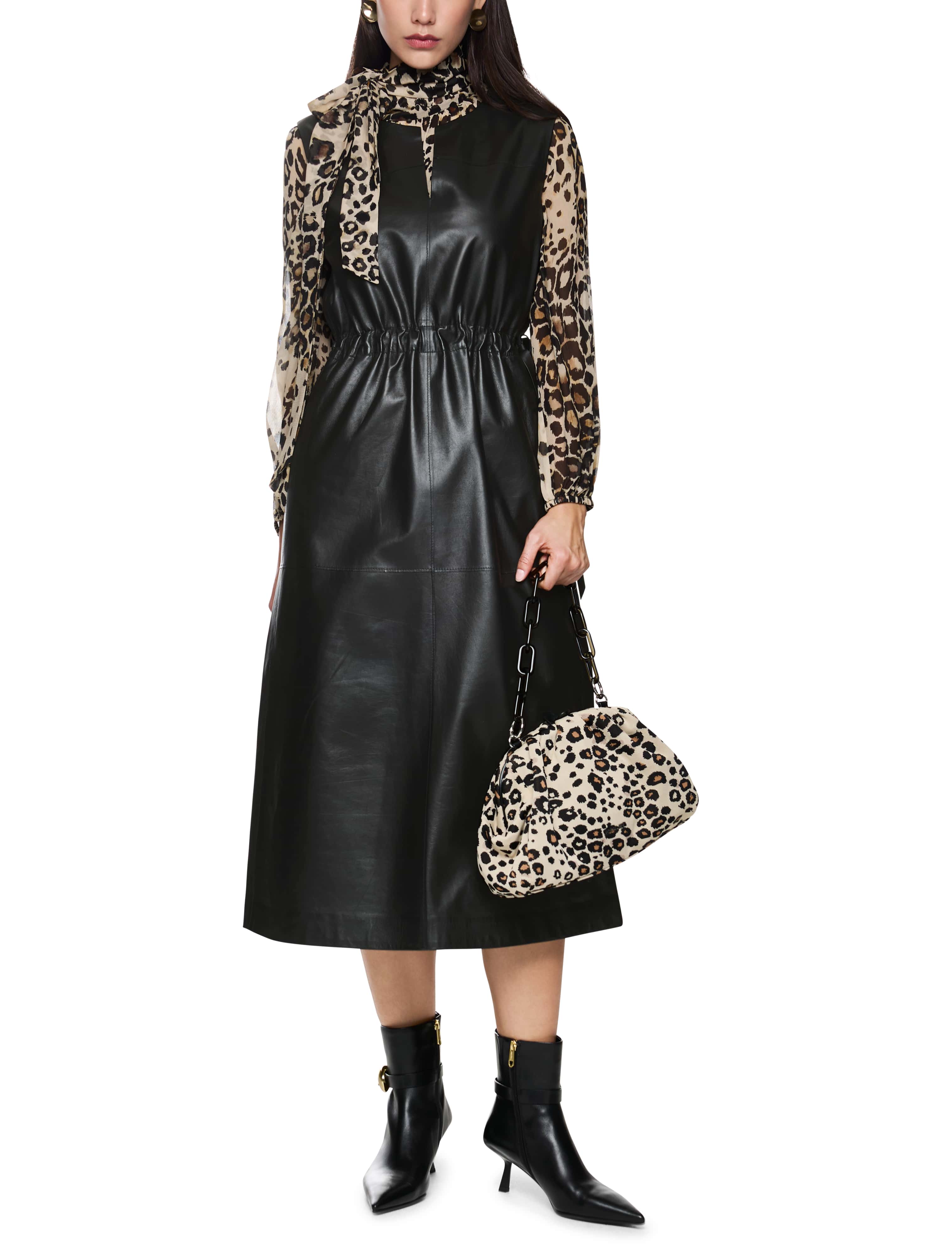 שמלת מידי מעור בגזרה רחבה, כיווץ במותן וכיסים צדדייםניתן ללבוש עם חולצה מתחת או ג'קט מעל, מתאימה ליומיום וגם לאירועיםהרכב: 100% עורהדוגמנית בגובה 1.79 ולובשת מידה 3 של מארק קיין