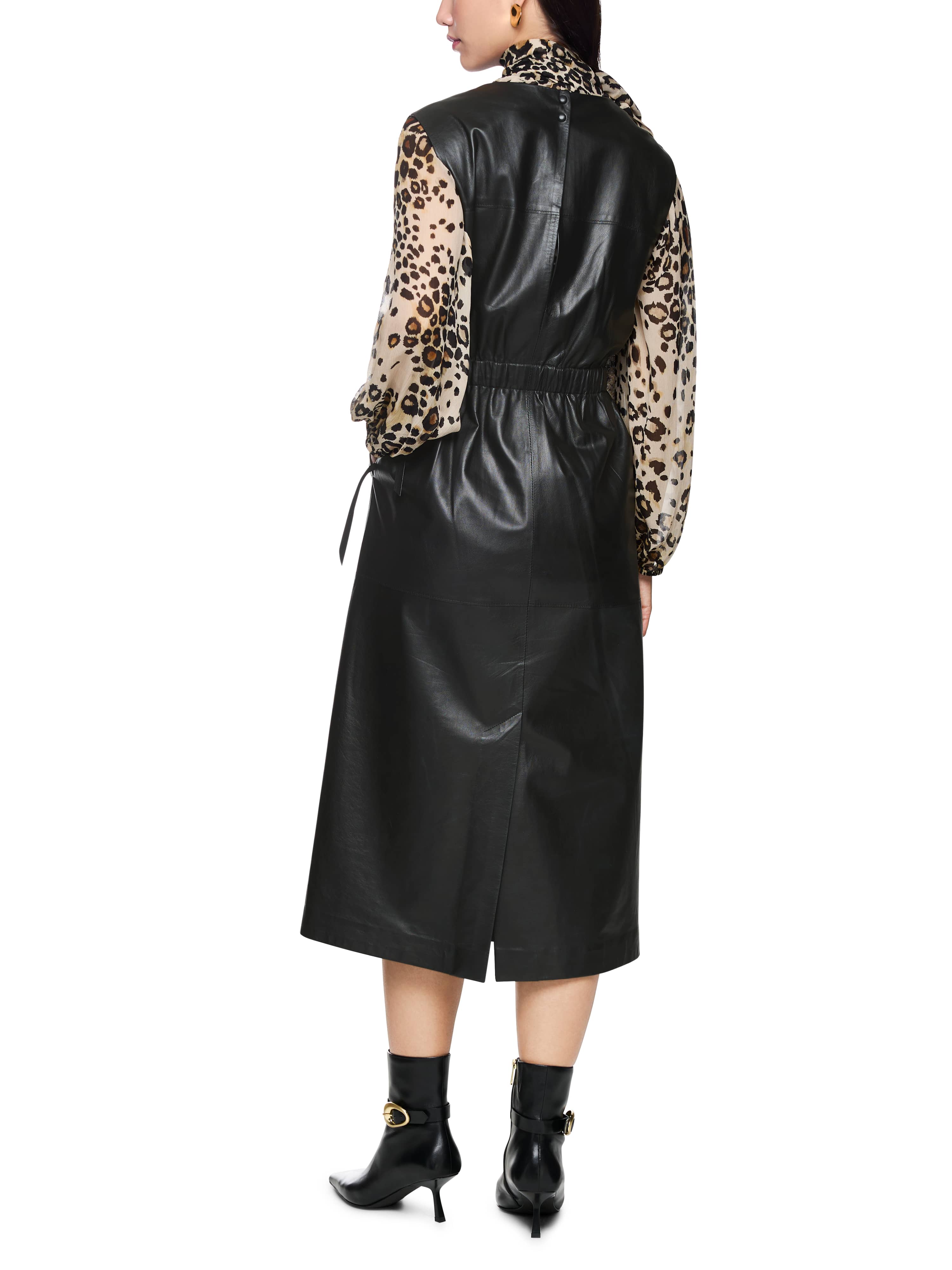 שמלת מידי מעור בגזרה רחבה, כיווץ במותן וכיסים צדדייםניתן ללבוש עם חולצה מתחת או ג'קט מעל, מתאימה ליומיום וגם לאירועיםהרכב: 100% עורהדוגמנית בגובה 1.79 ולובשת מידה 3 של מארק קיין