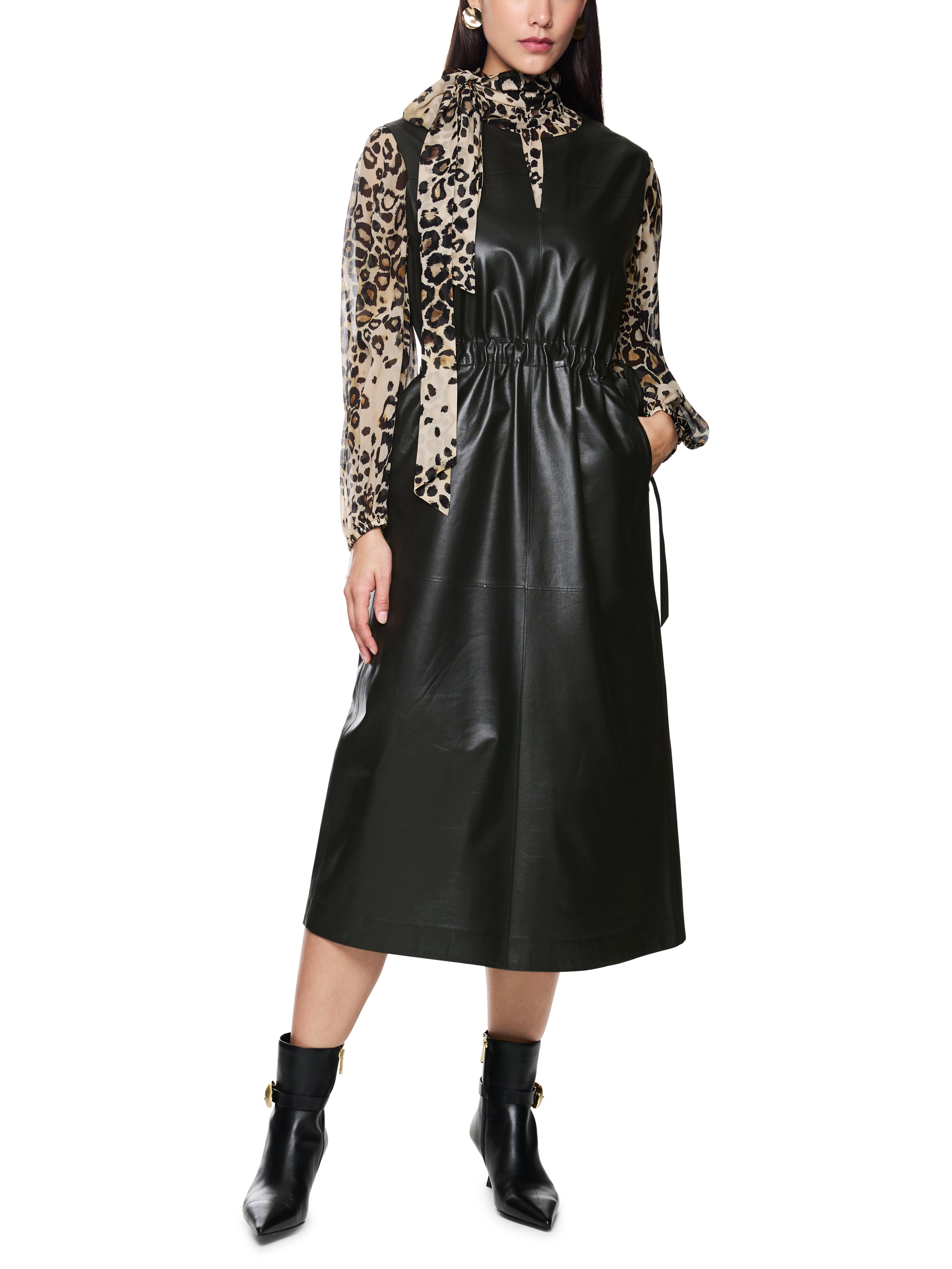 שמלת מידי מעור בגזרה רחבה, כיווץ במותן וכיסים צדדייםניתן ללבוש עם חולצה מתחת או ג'קט מעל, מתאימה ליומיום וגם לאירועיםהרכב: 100% עורהדוגמנית בגובה 1.79 ולובשת מידה 3 של מארק קיין