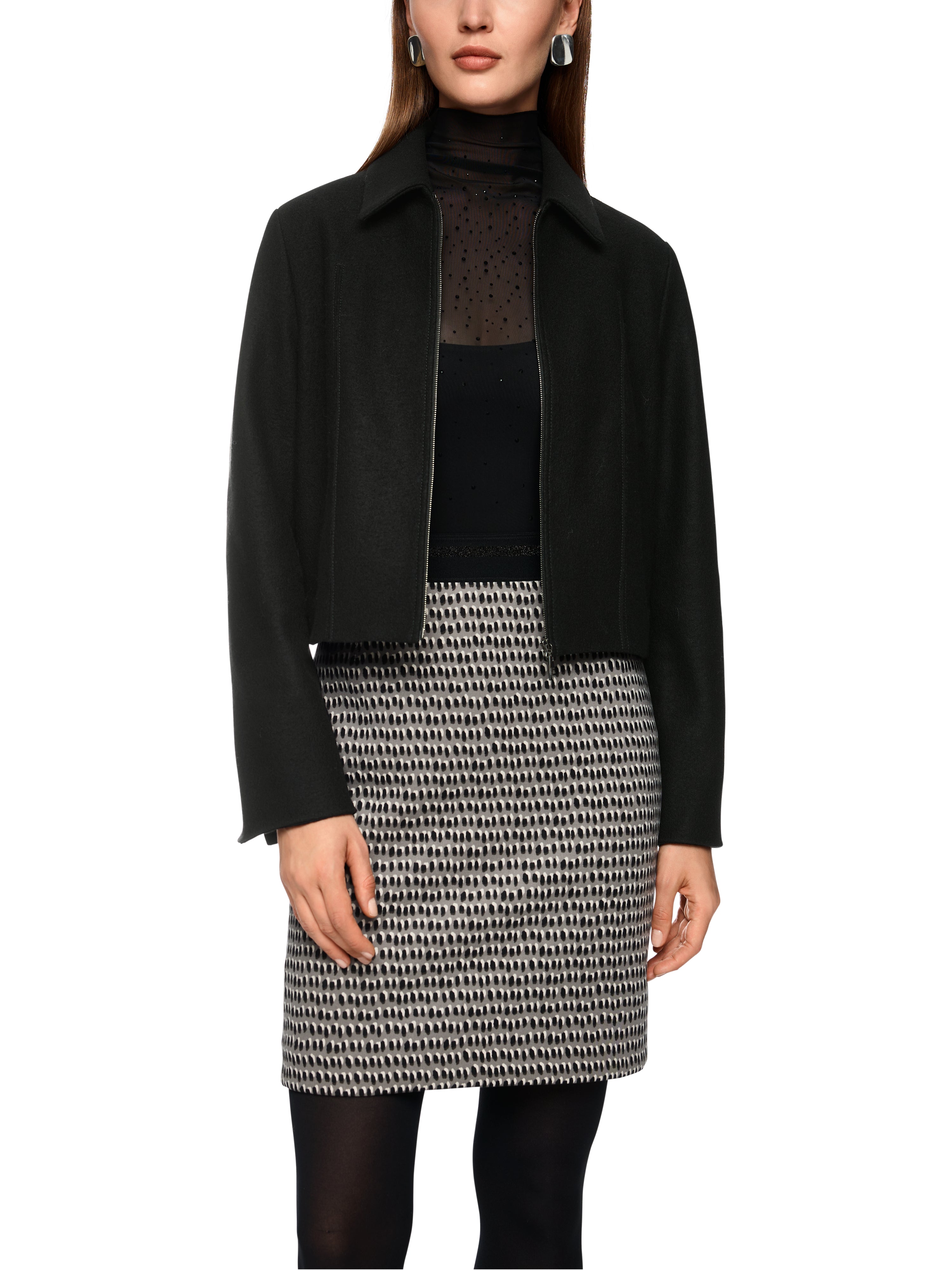 ג'קט צמר בגזרה ישרה ובצבע בז', סרוג בגימור איכותי, עם סגירת רוכסן, כיסי צד נסתרים, קצוות שרוול פתוחים וגומי בגב להדגשת המותןהרכב: 100% צמרהדוגמנית בגובה 1.79 ולובשת מידה 3 של מארק קיין