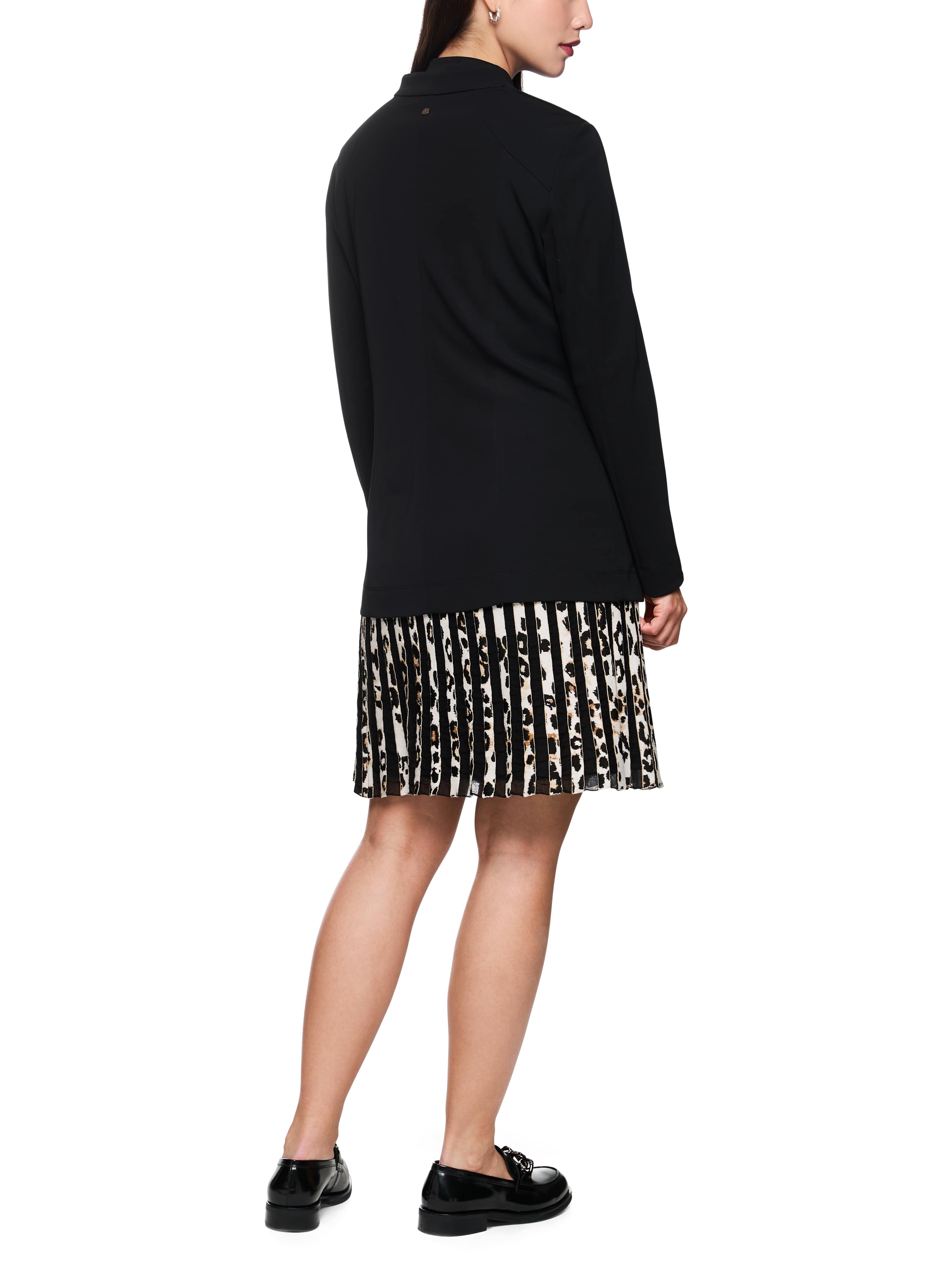 בלייזר מחויט עם סגירת כפתורים וכיסים צדדייםהרכב: 100% ויסקוזההדוגמנית בגובה 1.79 ולובשת מידה 3 של מארק קיין