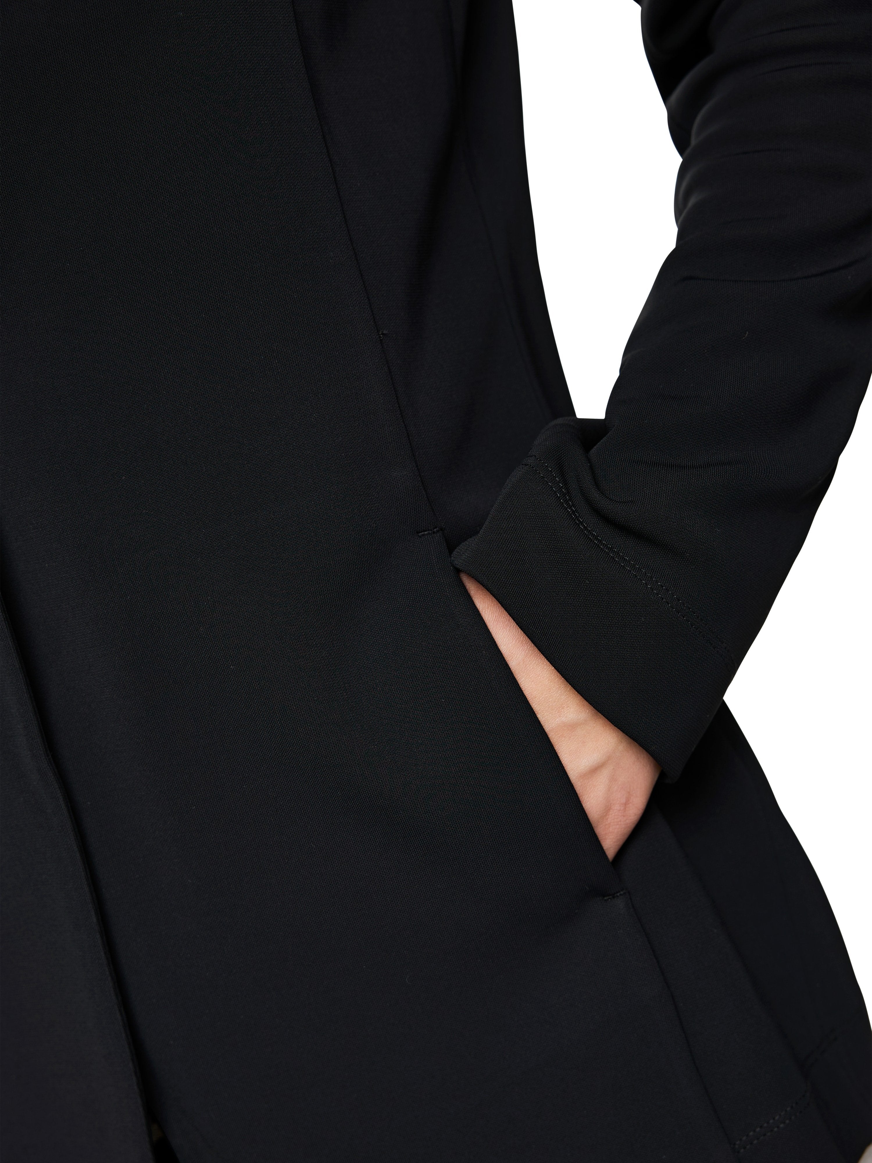 בלייזר מחויט עם סגירת כפתורים וכיסים צדדייםהרכב: 100% ויסקוזההדוגמנית בגובה 1.79 ולובשת מידה 3 של מארק קיין