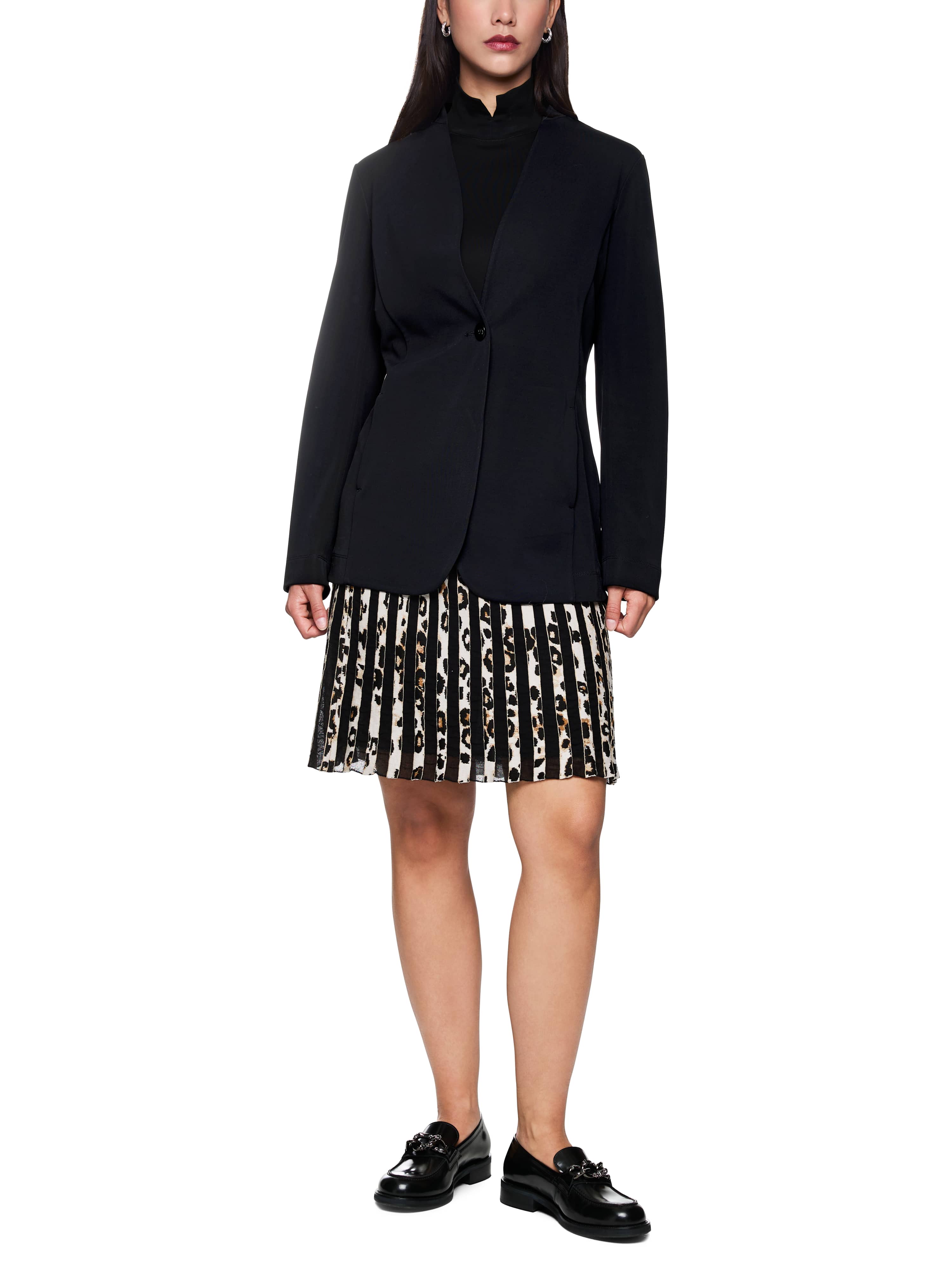 בלייזר מחויט עם סגירת כפתורים וכיסים צדדייםהרכב: 100% ויסקוזההדוגמנית בגובה 1.79 ולובשת מידה 3 של מארק קיין