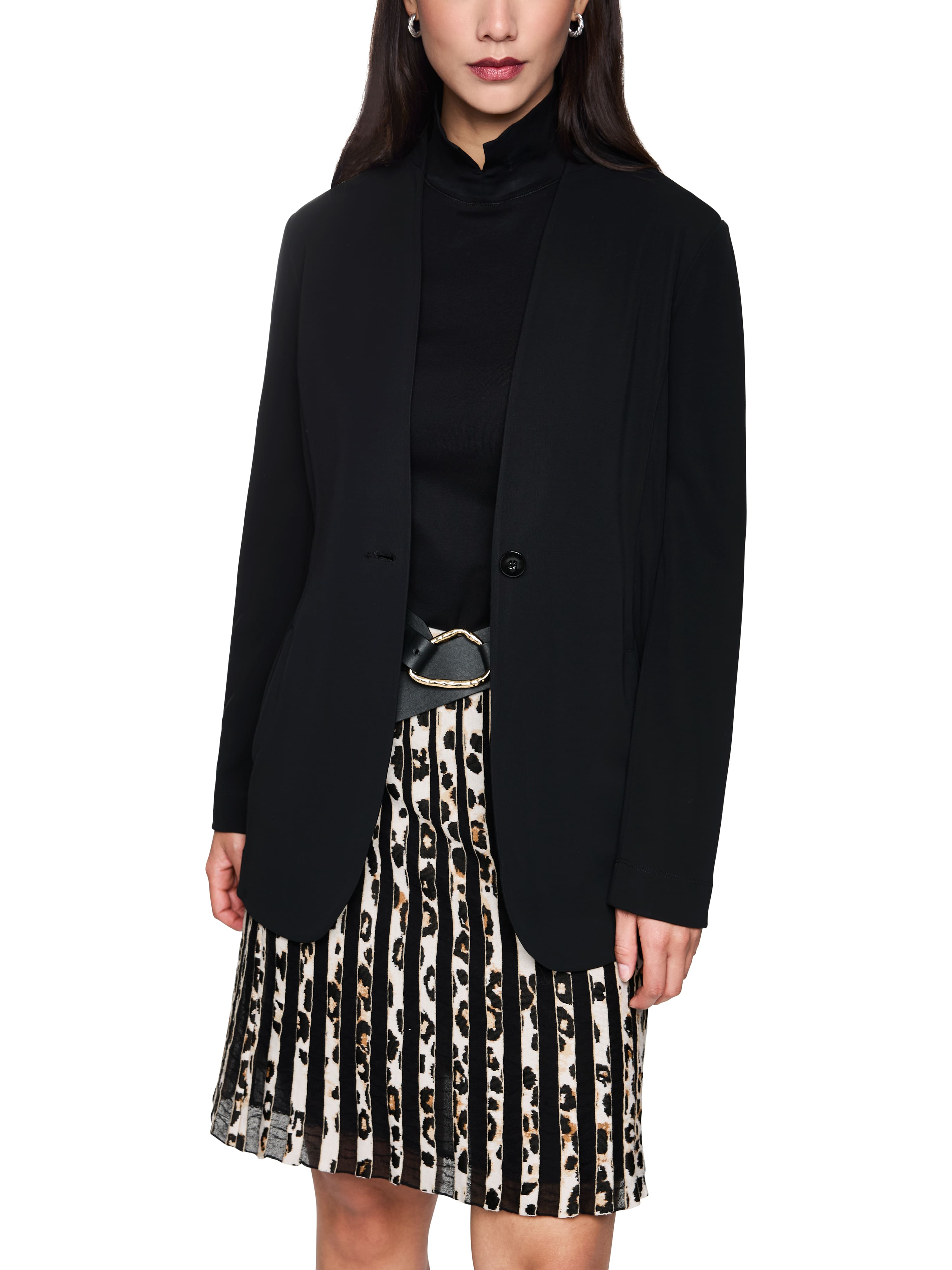 בלייזר מחויט עם סגירת כפתורים וכיסים צדדייםהרכב: 100% ויסקוזההדוגמנית בגובה 1.79 ולובשת מידה 3 של מארק קיין