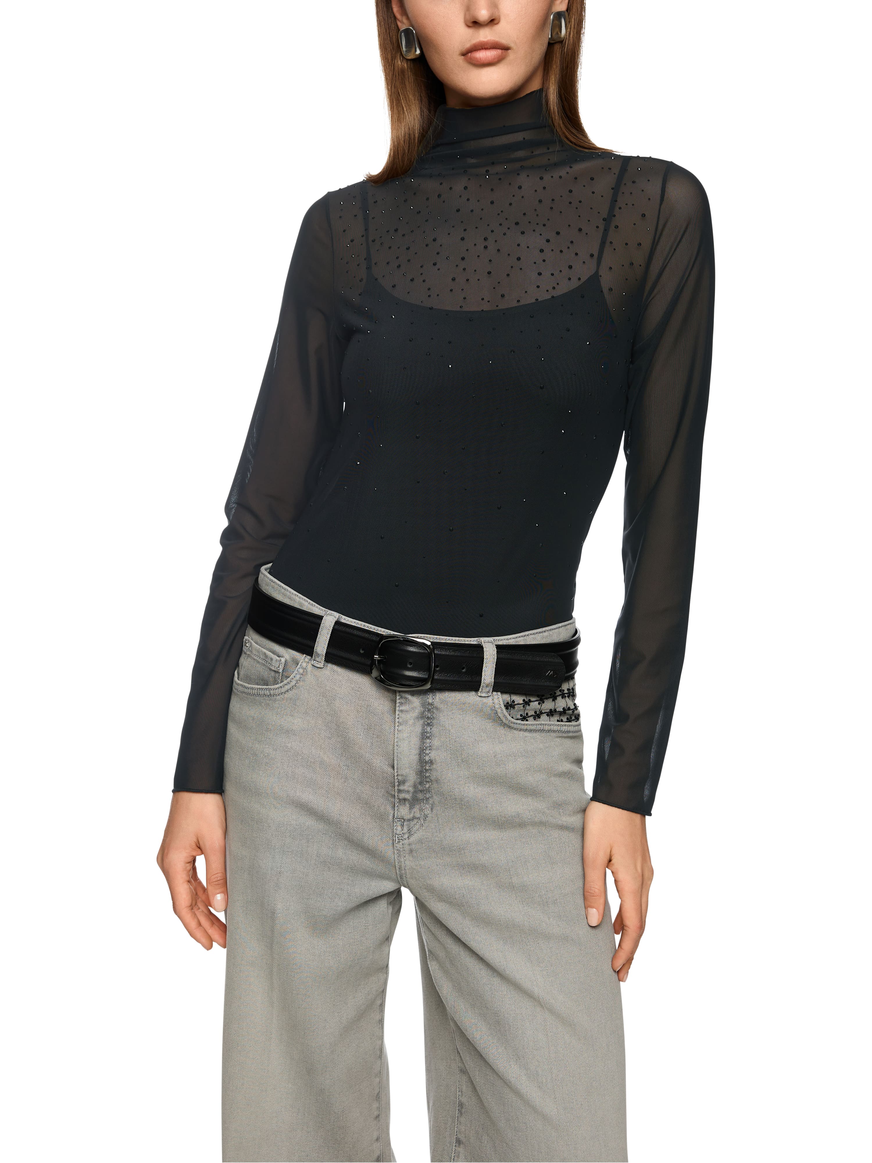 חולצת רשת צמודה עם שרוולים ארוכים וצווארון גבוהמעוטרת באבנים מנצנצות בחזיתהרכב בד: 90% פוליאסטר, 10% אלסטןהדוגמנית בגובה 1.79 ולובשת מידה 3 של מארק קיין