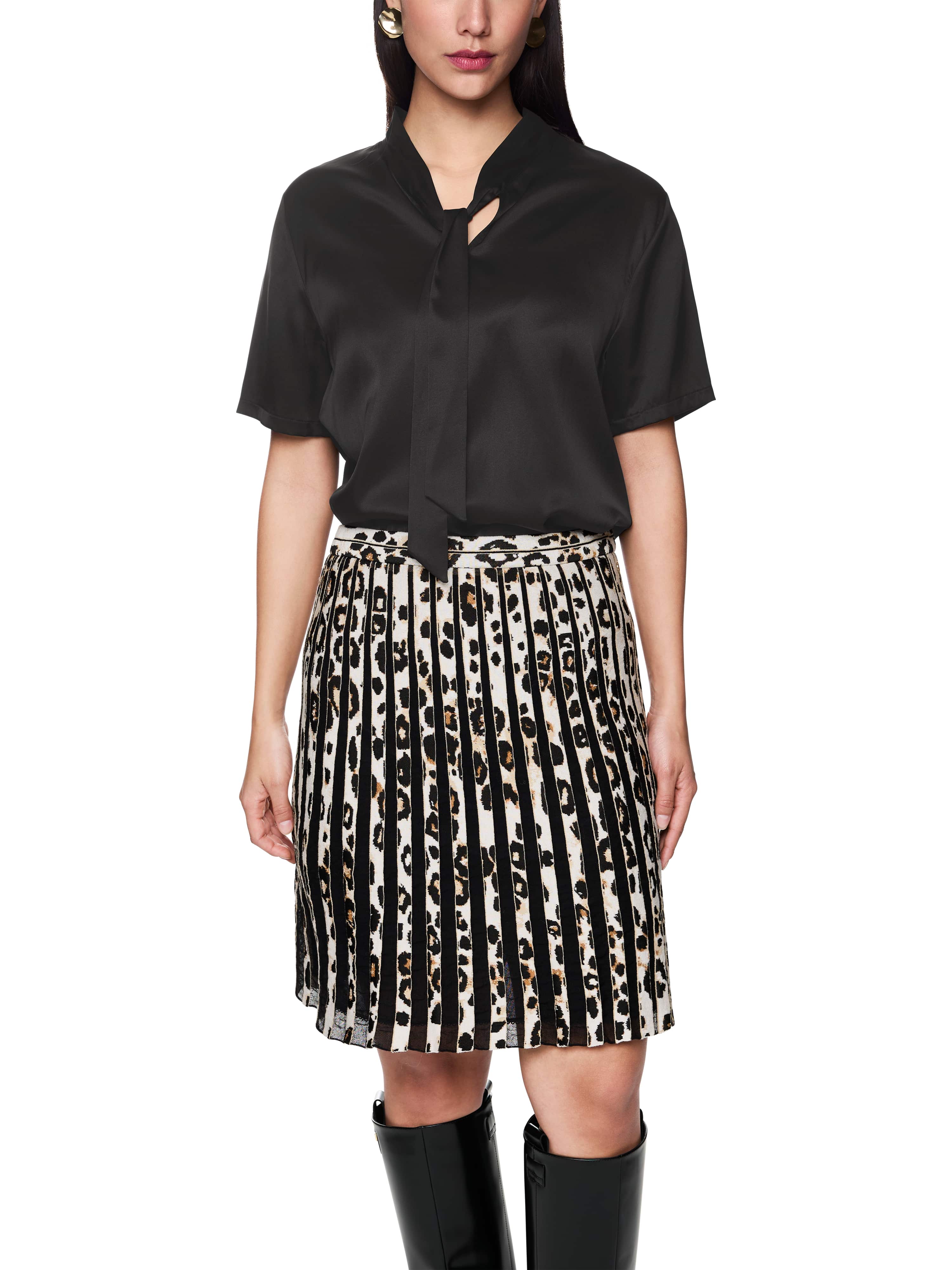 חולצה בגזרה ישרה עם שרוולים קצרים וקשירת פפיוןהרכב: 94% משי, 6% אלסטןהדוגמנית בגובה 1.79 ולובשת מידה 3 של מארק קיין