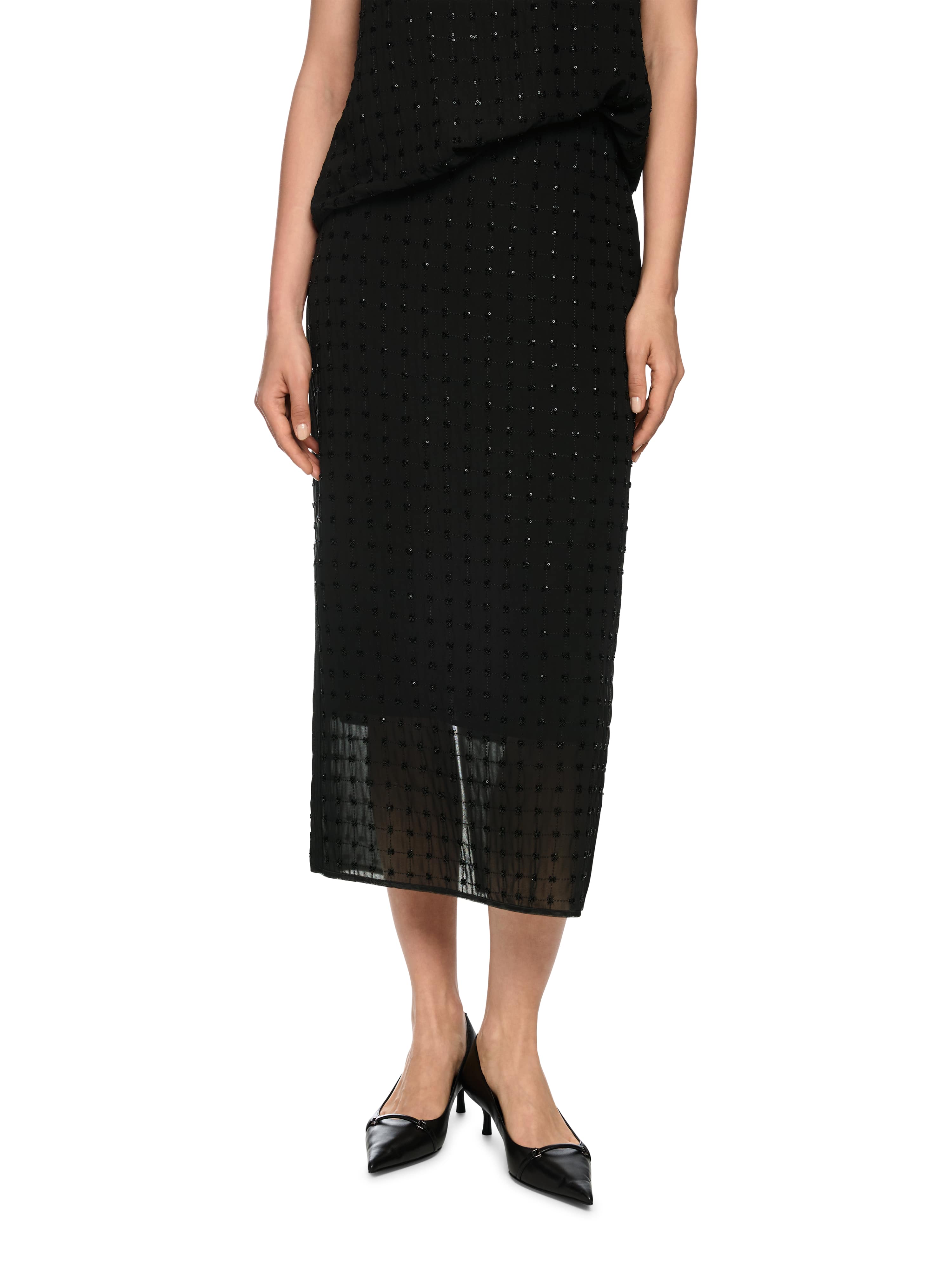 חצאית שחורה ישרה באורך מידי, רקומה כולה בפאייטים מבריקיםכוללת רוכסן נסתר ושסע אחוריהרכב בד: 100% פוליאסטרהדוגמנית בגובה 1.79 ולובשת מידה 3 של מארק קיין