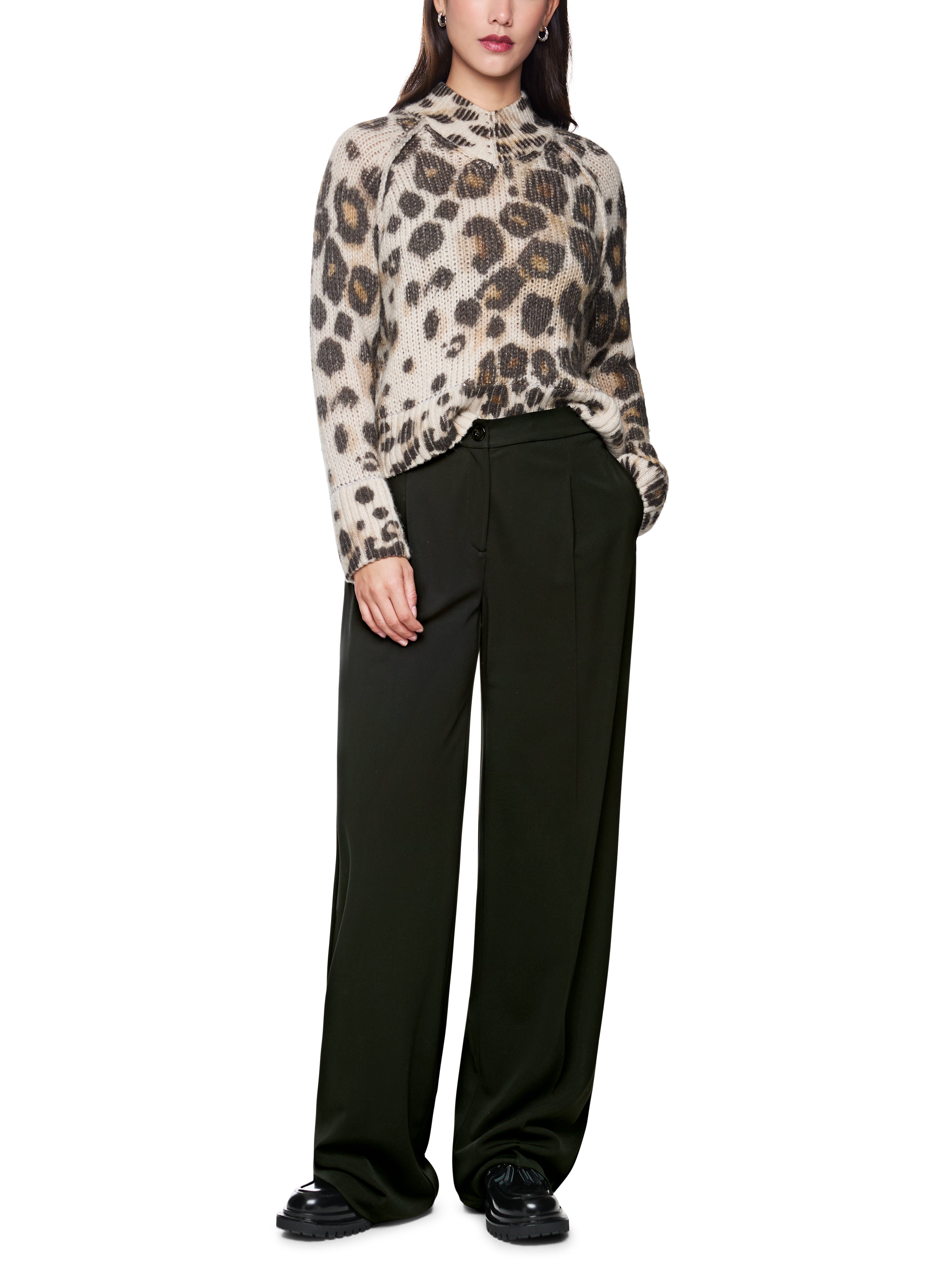 מכנסיים בגזרה רחבה עם מותן גבוההרכב: 100% ויסקוזההדוגמנית בגובה 1.79 ולובשת מידה 3 של מארק קיין