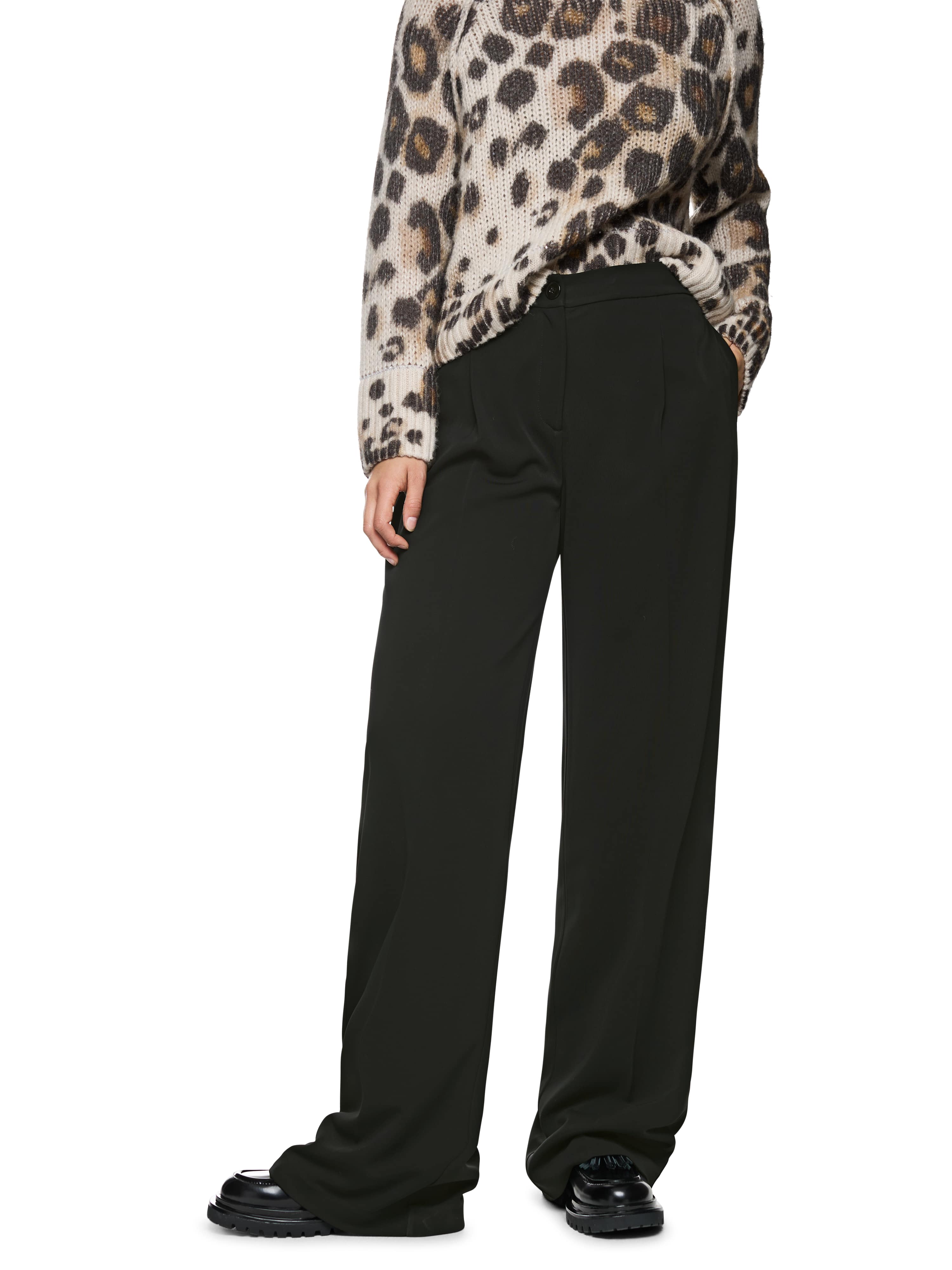 מכנסיים בגזרה רחבה עם מותן גבוההרכב: 100% ויסקוזההדוגמנית בגובה 1.79 ולובשת מידה 3 של מארק קיין