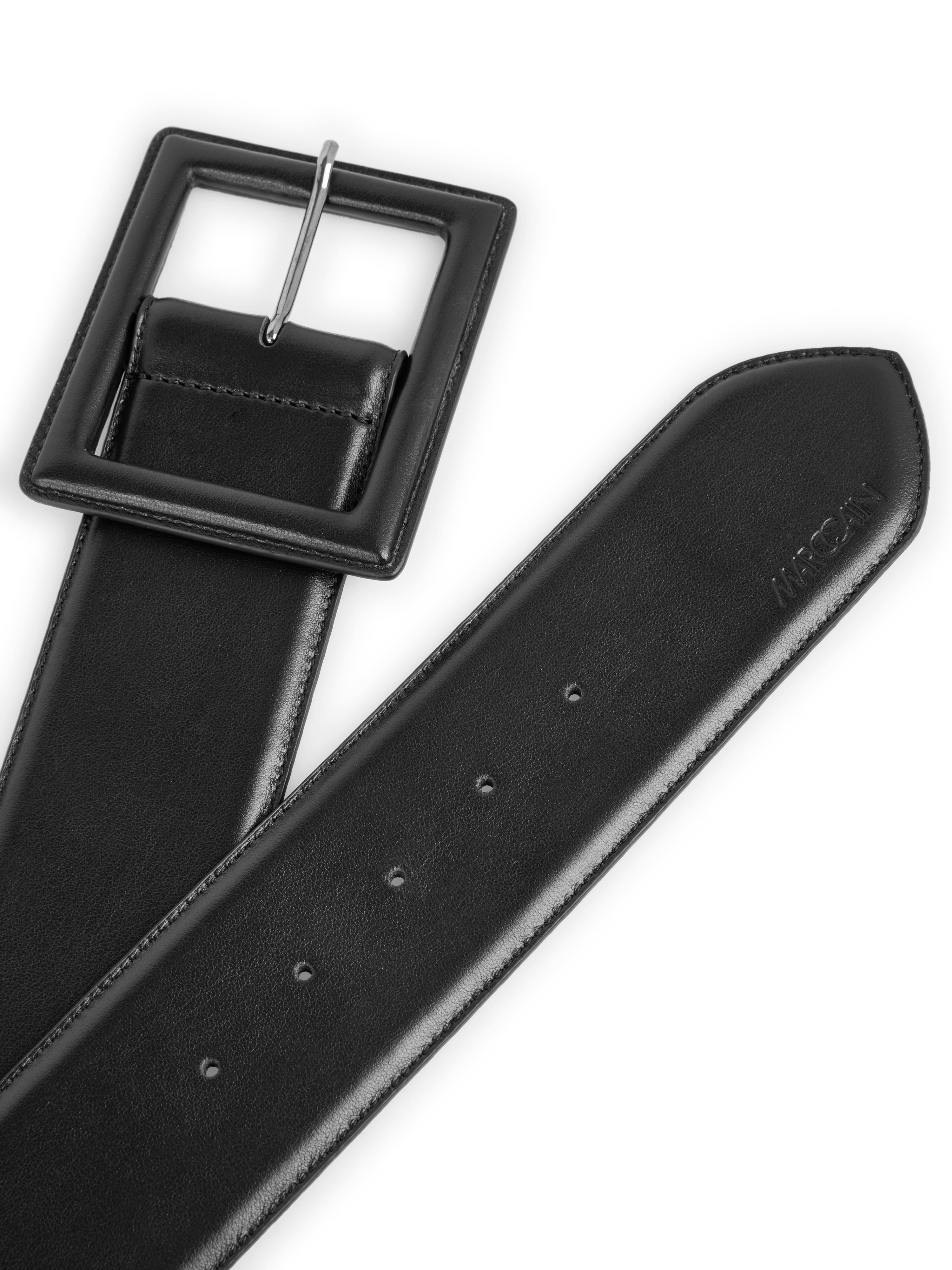 חגורת מותן רחבה בצבע שחור עם אבזם מתכתי מרובע וסמל לוגורוחב: 5.5 ס"מהרכב: 100% עור
