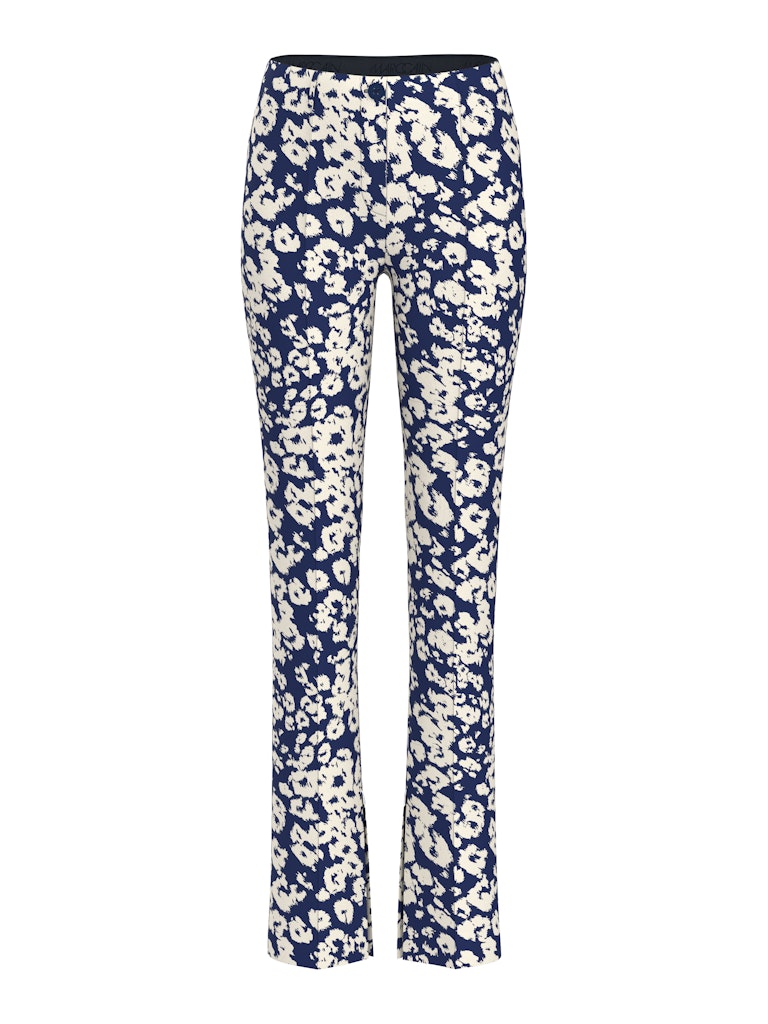 מכנסיים בגזרת slim fit צמודה לגוף, עשויים בד ג'רזי סקובה נוח וגמיש בגוון כחול כהה עם הדפס דוגמה מנומרת. מותן אלסטי, עם רצועת גומי פנימית, רוכסנים במכפלת, תפרים מודגשים, לולאות לחגורה, וסגירה באמצעות רוכסן וכפתור.הרכב: 92% פוליאסטר, 8% אלסטןהדוגמנית בגובה 1.79 ולובשת מידה 3 של מארק קיין