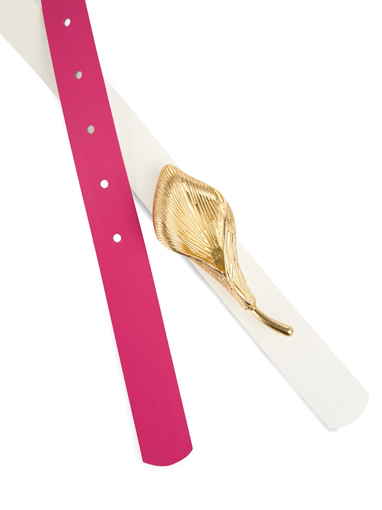 חגורת מותן אלגנטית ודקה, עשויה עור איכותי, בצבע לבן וורוד פוקסיה. סגירה באמצעות עיטור מתכתי בעיצוב פרח קאלה בצבע זהב.רוחב: 2.5 ס"מהרכב: 100% עור