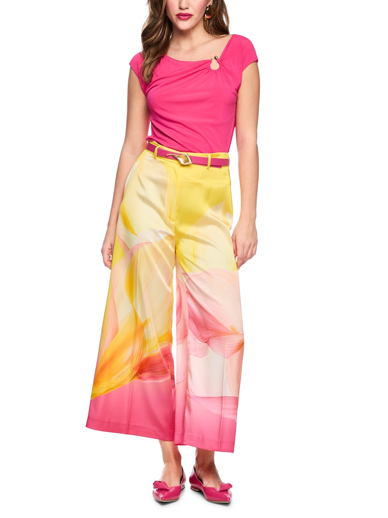 מכנסיים אלגנטיים בגזרה רחבה, עשויים בד סאטן רך וזורם, בהדפס דוגמת פרחי קאלה בגווני צהוב וורוד. עם מותן גבוהה, ומכפלת מעל הקרסול, קפלים מודגשים, לולאות לחגורה, וסגירה באמצעות כפתור, וו, ורוכסן נסתר.הרכב: 51% פוליאסטר ממוחזר, 49% פוליאסטרהדוגמנית בגובה 1.79 ולובשת מידה 3 של מארק קיין