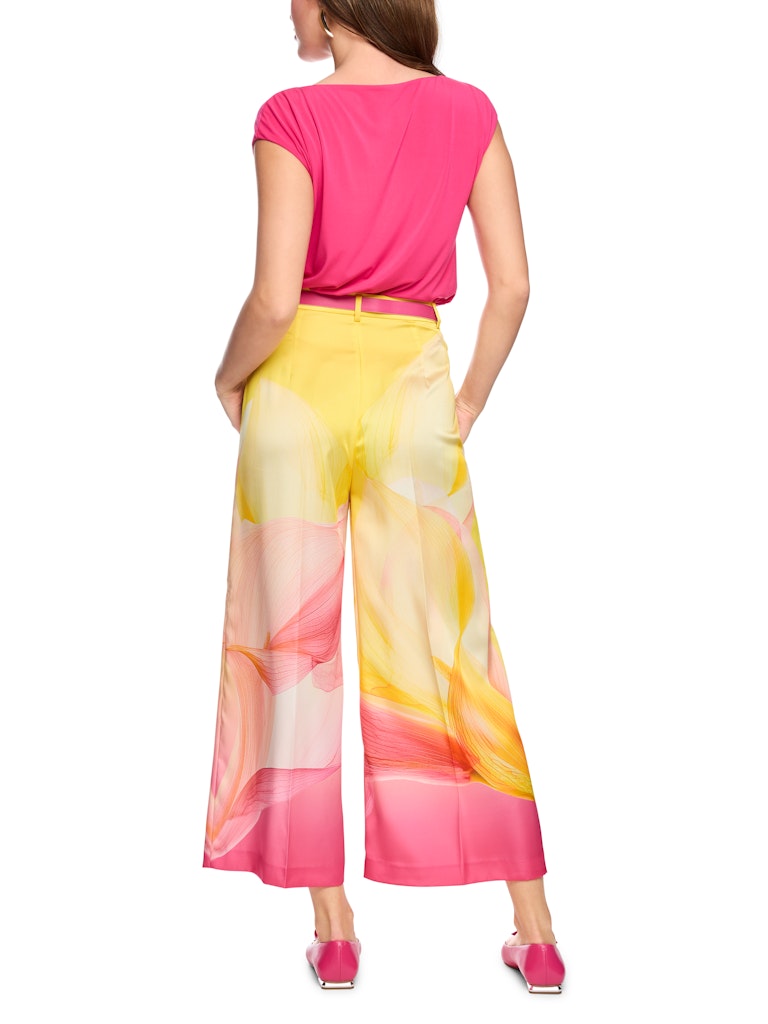 מכנסיים אלגנטיים בגזרה רחבה, עשויים בד סאטן רך וזורם, בהדפס דוגמת פרחי קאלה בגווני צהוב וורוד. עם מותן גבוהה, ומכפלת מעל הקרסול, קפלים מודגשים, לולאות לחגורה, וסגירה באמצעות כפתור, וו, ורוכסן נסתר.הרכב: 51% פוליאסטר ממוחזר, 49% פוליאסטרהדוגמנית בגובה 1.79 ולובשת מידה 3 של מארק קיין
