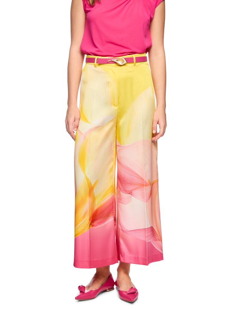 מכנסיים אלגנטיים בגזרה רחבה, עשויים בד סאטן רך וזורם, בהדפס דוגמת פרחי קאלה בגווני צהוב וורוד. עם מותן גבוהה, ומכפלת מעל הקרסול, קפלים מודגשים, לולאות לחגורה, וסגירה באמצעות כפתור, וו, ורוכסן נסתר.הרכב: 51% פוליאסטר ממוחזר, 49% פוליאסטרהדוגמנית בגובה 1.79 ולובשת מידה 3 של מארק קיין
