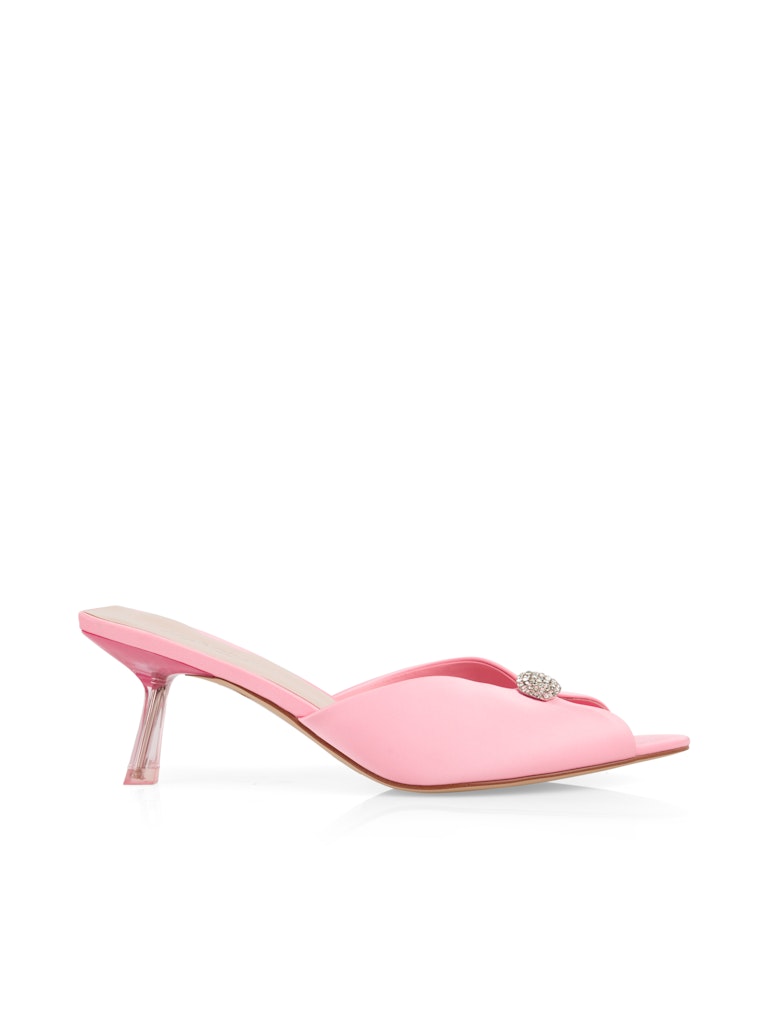 נעלי עקב בעיצוב נשי ואלגנטי, החלק העליון עשוי סאטן, עם עיטור קריסטלי מנצנץ. בסגנון כפכפים, פתוחות בחלקן האחורי, עם פתח לבוהן. עקב קיטן שקוף ומודרני, רפידת עור, וסוליית Thunit עמידה.גובה עקב: 6 ס"מהרכב: 100% פוליאסטר