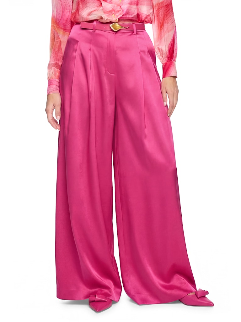 מכנסיים בגזרה רחבה וארוכה במיוחד, עשויים בד סאטן רך וגולש, בעיצוב אלגנטי ועדכני. עם מותן גבוהה, קפלים קדמיים מודגשים, ולולאות לחגורה. סגירה באמצעות וו נסתר ורוכסן. ללא כיסים.הרכב: 87% טריאצטט, 13% אלסטןהדוגמנית בגובה 1.79 ולובשת מידה 3 של מארק קיין