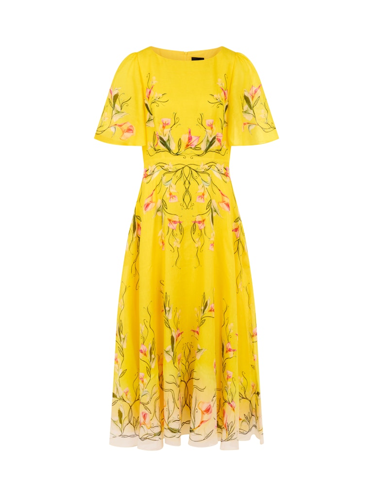 שמלת מקסי קלילה ואלגנטית, עשויה תערובת פשתן ומשי איכותית ונעימה. גזרה נשית ונינוחה, עם צווארון עגול, שרוולים קצרים ורחבים, מותן צמודה, וחצאית מתרחבת עם נפילה עשירה וזורמת. הדפס צבעוני של דוגמת פרחי קאלה המעטר את השמלה, מדגיש את העיצוב הייחודי. עם בטנה פנימית רכה ונוחה, וסגירה באמצעות רוכסן אחורי נסתר.הרכב: 55% פשתן, 45% משי. בטנה- 100% ויסקוזההדוגמנית בגובה 1.79 ולובשת מידה 3 של מארק קיין