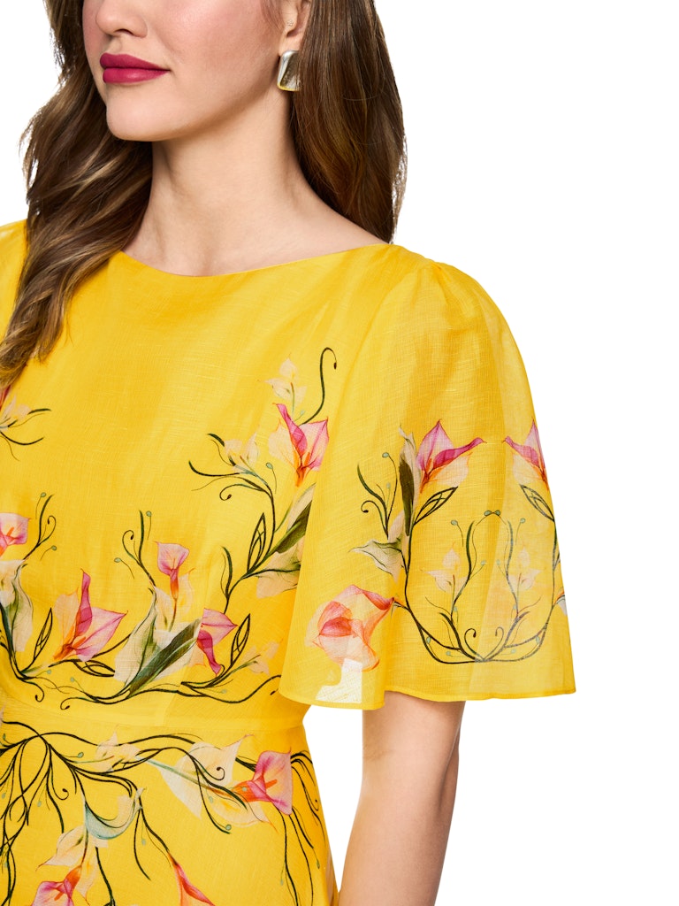 שמלת מקסי קלילה ואלגנטית, עשויה תערובת פשתן ומשי איכותית ונעימה. גזרה נשית ונינוחה, עם צווארון עגול, שרוולים קצרים ורחבים, מותן צמודה, וחצאית מתרחבת עם נפילה עשירה וזורמת. הדפס צבעוני של דוגמת פרחי קאלה המעטר את השמלה, מדגיש את העיצוב הייחודי. עם בטנה פנימית רכה ונוחה, וסגירה באמצעות רוכסן אחורי נסתר.הרכב: 55% פשתן, 45% משי. בטנה- 100% ויסקוזההדוגמנית בגובה 1.79 ולובשת מידה 3 של מארק קיין