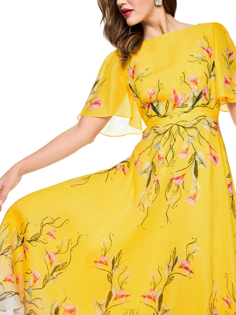 שמלת מקסי קלילה ואלגנטית, עשויה תערובת פשתן ומשי איכותית ונעימה. גזרה נשית ונינוחה, עם צווארון עגול, שרוולים קצרים ורחבים, מותן צמודה, וחצאית מתרחבת עם נפילה עשירה וזורמת. הדפס צבעוני של דוגמת פרחי קאלה המעטר את השמלה, מדגיש את העיצוב הייחודי. עם בטנה פנימית רכה ונוחה, וסגירה באמצעות רוכסן אחורי נסתר.הרכב: 55% פשתן, 45% משי. בטנה- 100% ויסקוזההדוגמנית בגובה 1.79 ולובשת מידה 3 של מארק קיין