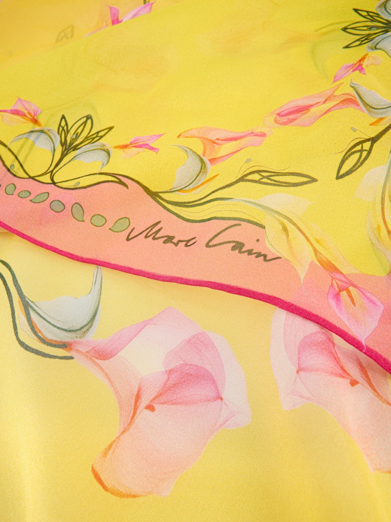 צעיף קשירה מרובע עשוי משי טהור, עם הדפס צבעוני של פרחי קאלה.מידות: אורך- 130 ס"מ, רוחב- 130 ס"מהרכב: 100% משי