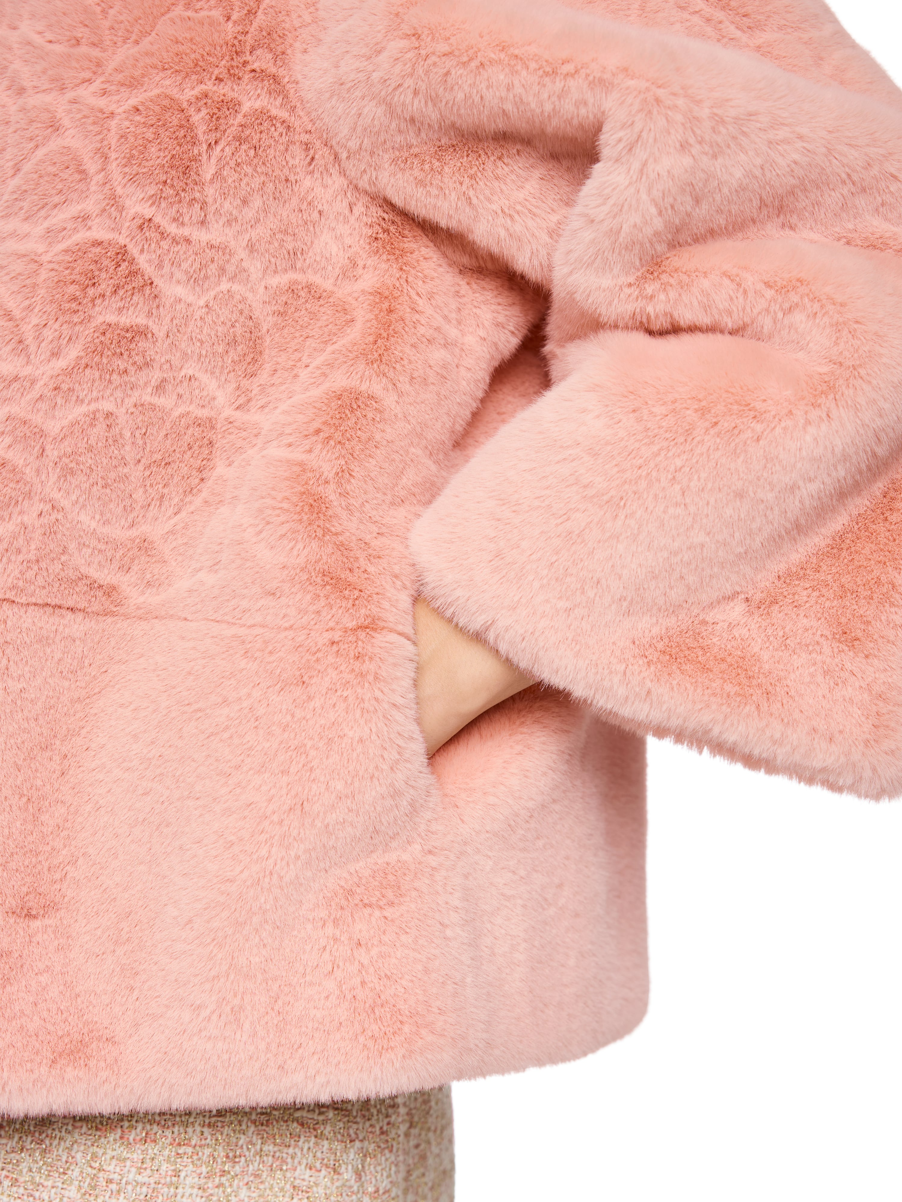 מעיל דמוי פרווה אלגנטי בגוון ורוד בהיר, עם צווארון גבוה ודיטייליםגזרה ישרה, עם סגירה קדמית בכפתורים ושרוולים מתרחביםהרכב הבד: 100% פוליאסטרהדוגמנית בגובה 1.79 ולובשת מידה 3 של מארק קיין