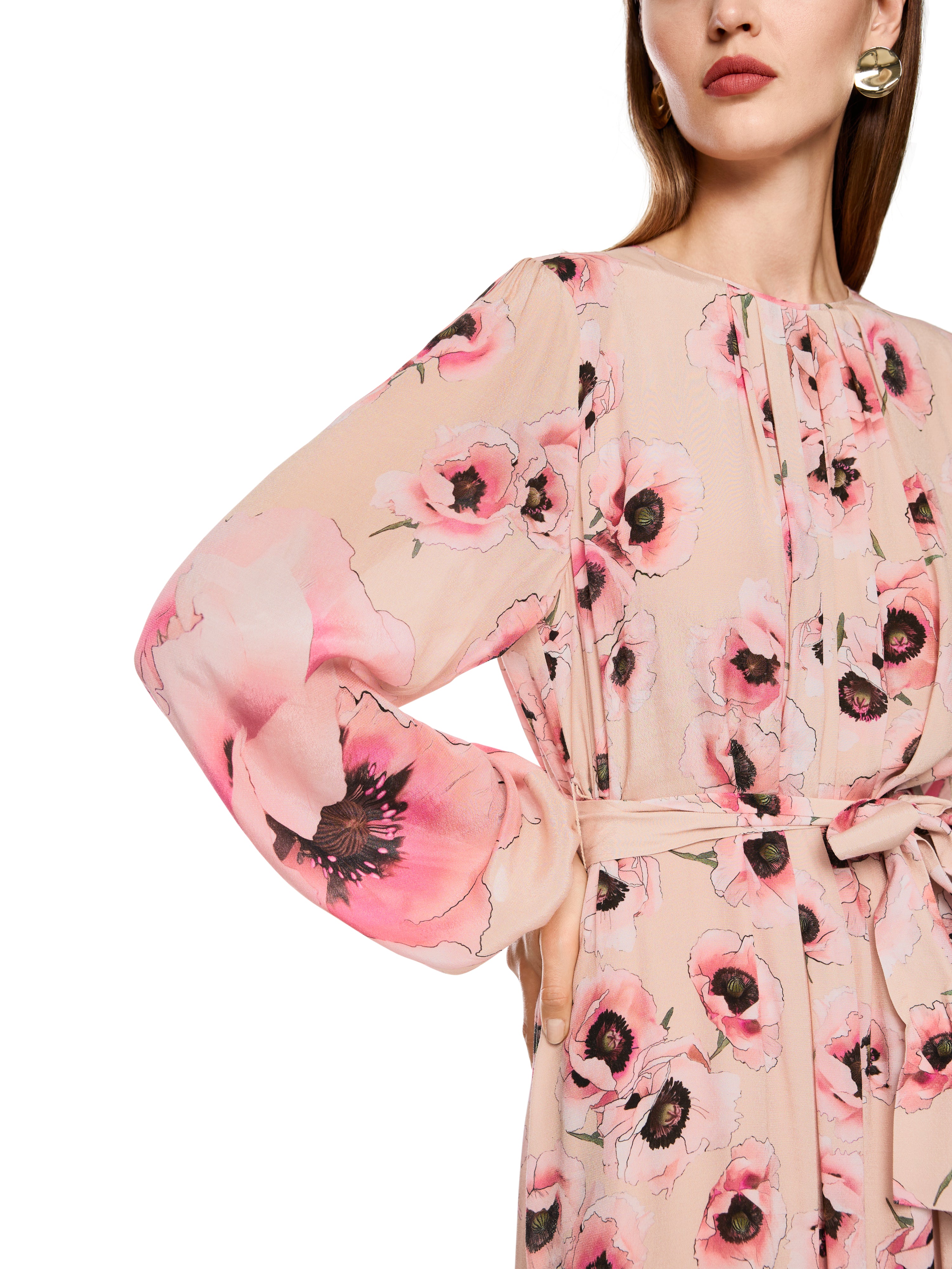 שמלת מידי אלגנטית בצבע ורוד, עם הדפס פרחים עדיןגזרה רפויה עם שרוולים ארוכים, סגירה בכפתורים וחגורת קשירה להדגשת המותןהרכב בד: 100% ויסקוזההדוגמנית בגובה 1.79 מ' ולובשת מידה 3 של מארק קיין