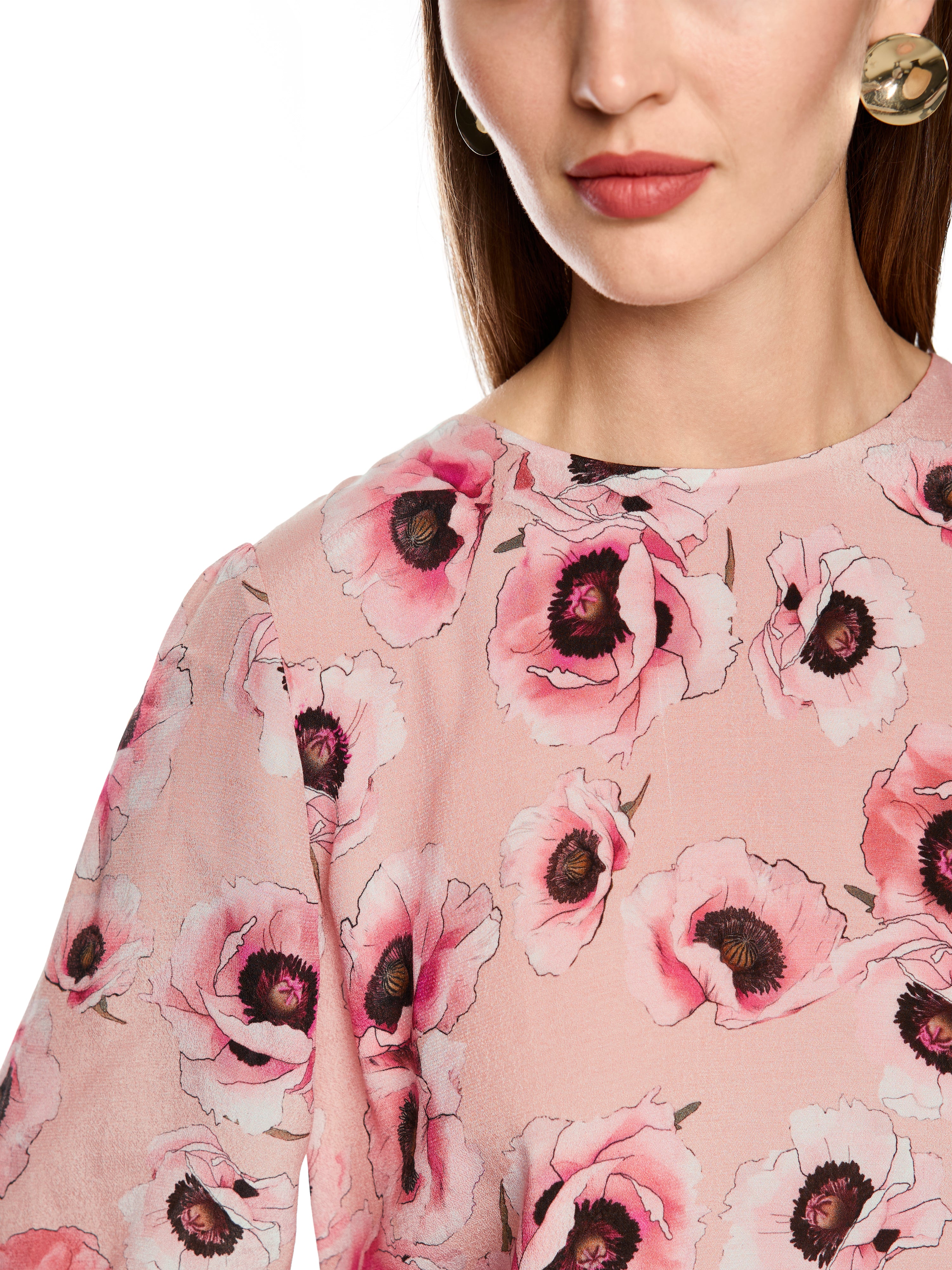 חולצת אלגנטית בגזרה ישרה, בגווני ורוד, עם הדפס פרחים עדיןשרוולים קצרים, וסגירה בגב עם כפתורהרכב הבד: 100% ויסקוזההדוגמנית בגובה 1.79 מ' ולובשת מידה 3 של מארק קיין