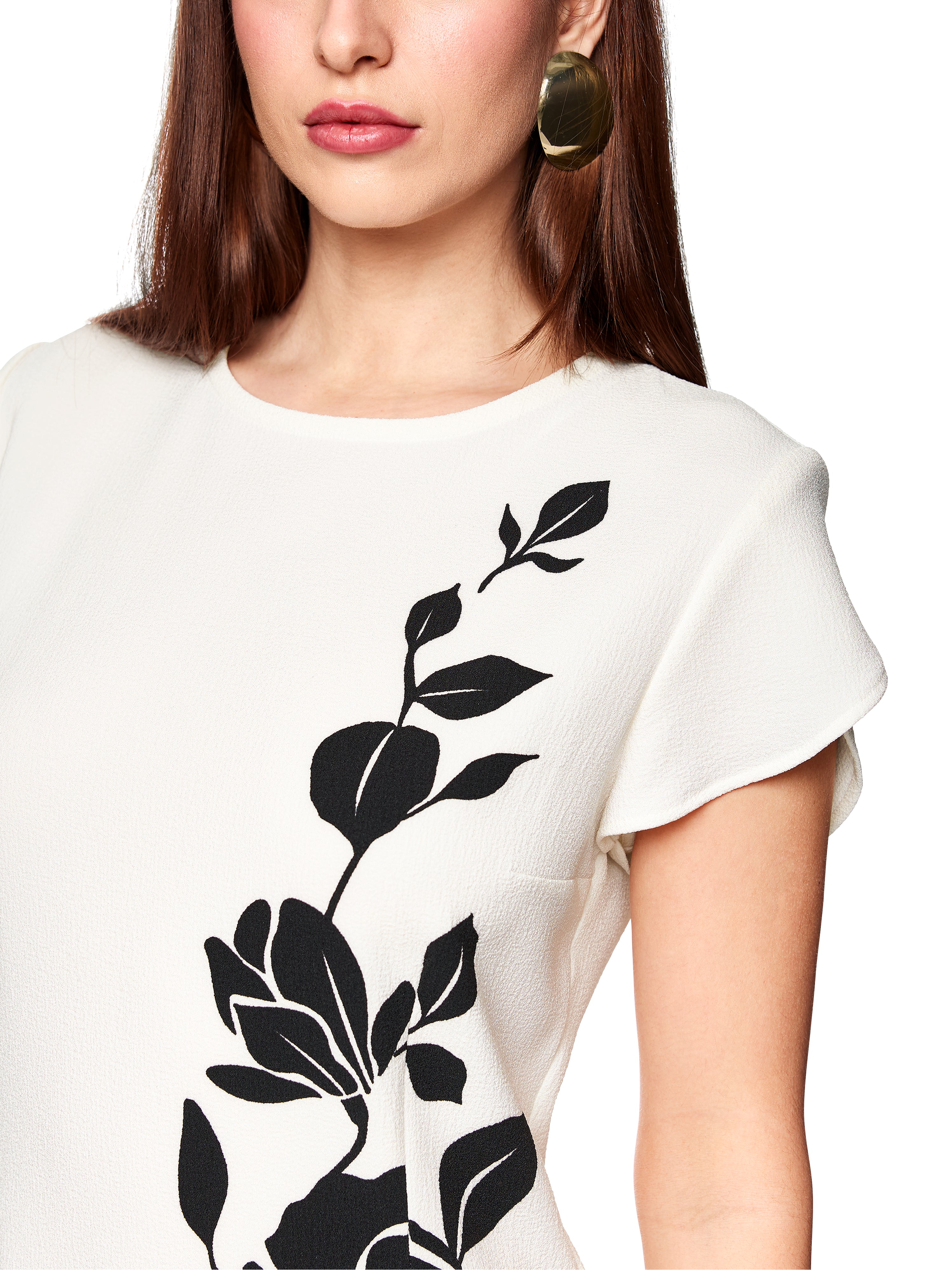 שמלת מידי עם הדפס פרחוני וצווארון במפתח עגול, סגירת ריצ'רץ בגבהרכב: 53% פוליאסטר, 45% אצטט, 2% אלסטןהדוגמנית בגובה 1.79 ולובשת מידה 3 של מארק קיין