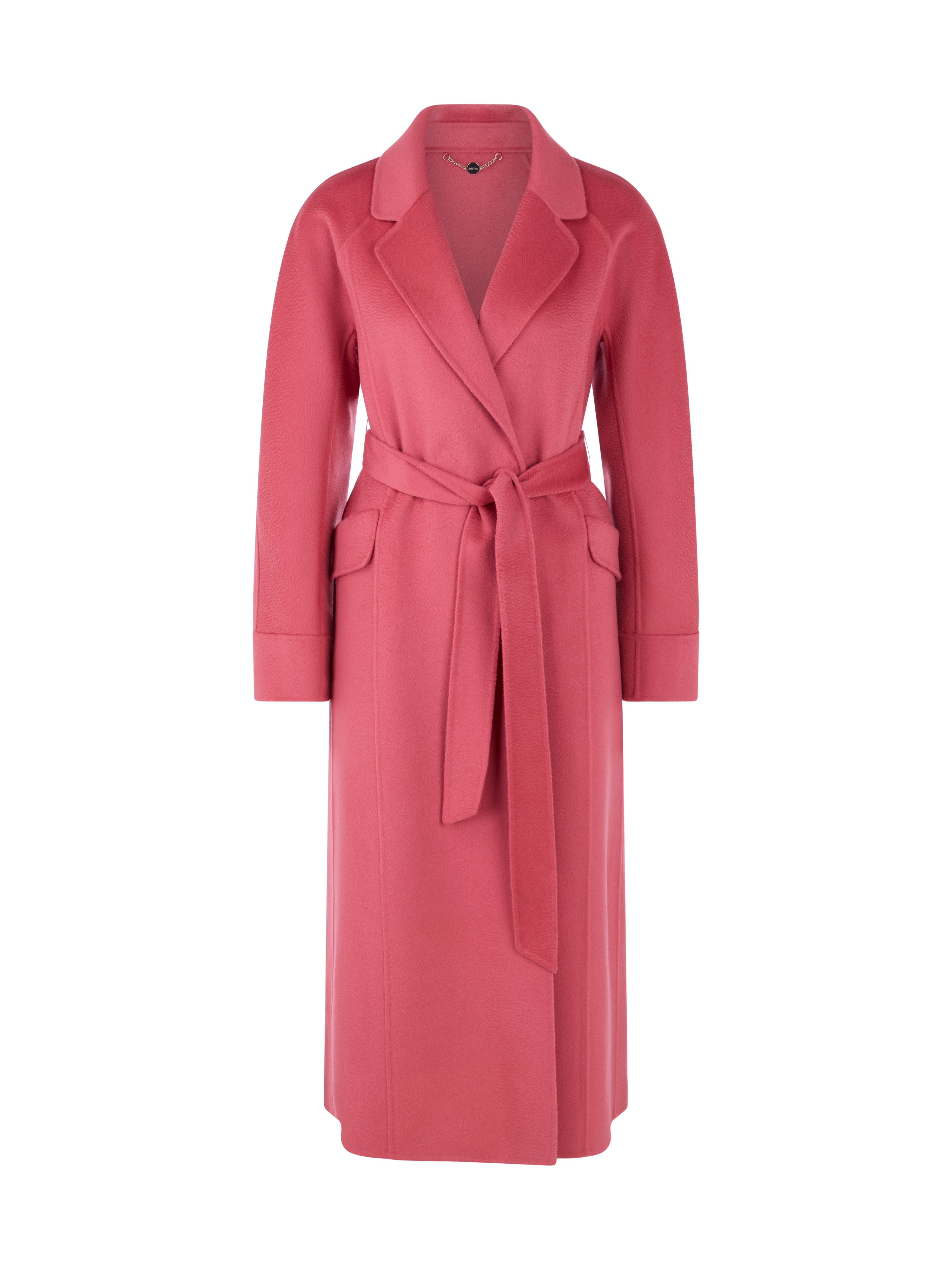 מעיל צמר ארוך בצבע ורוד עמוק, עם חגורת קשירה וסגירה בשני לחצניםהרכב בד: 100% צמרהדוגמנית בגובה 1.79 ולובשת מידה 3 של מארק קיין