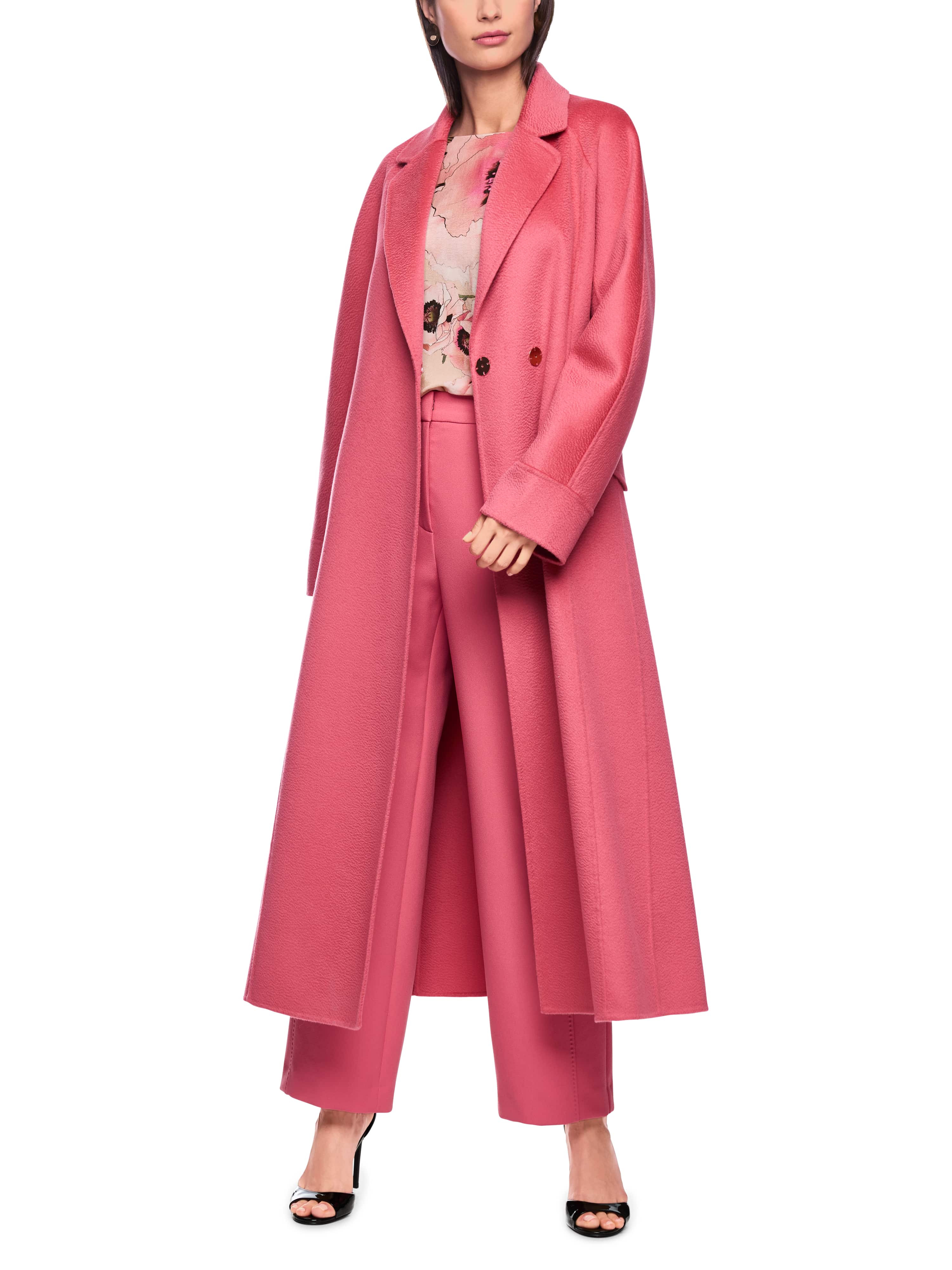 מעיל צמר ארוך בצבע ורוד עמוק, עם חגורת קשירה וסגירה בשני לחצניםהרכב בד: 100% צמרהדוגמנית בגובה 1.79 ולובשת מידה 3 של מארק קיין