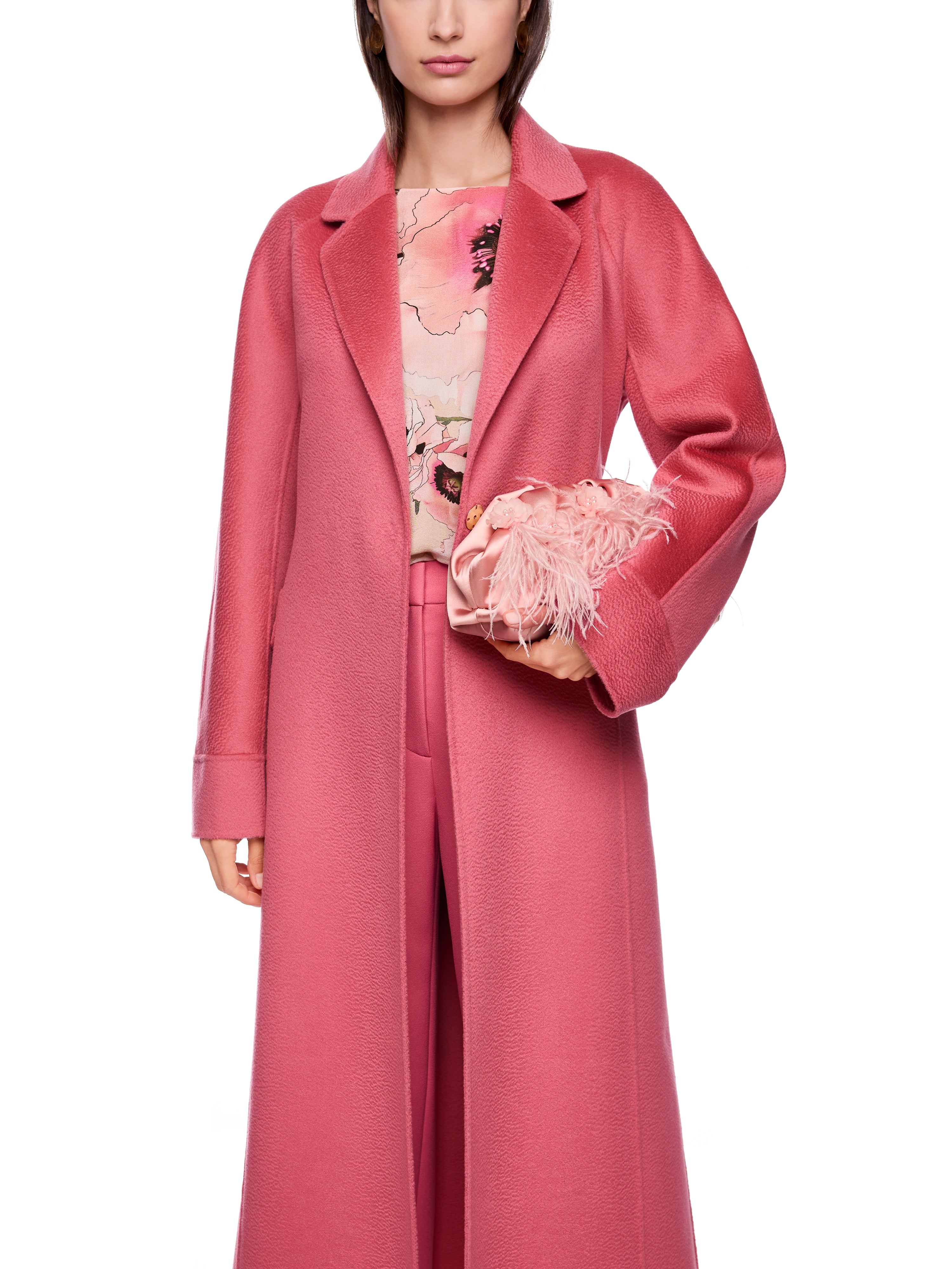 מעיל צמר ארוך בצבע ורוד עמוק, עם חגורת קשירה וסגירה בשני לחצניםהרכב בד: 100% צמרהדוגמנית בגובה 1.79 ולובשת מידה 3 של מארק קיין