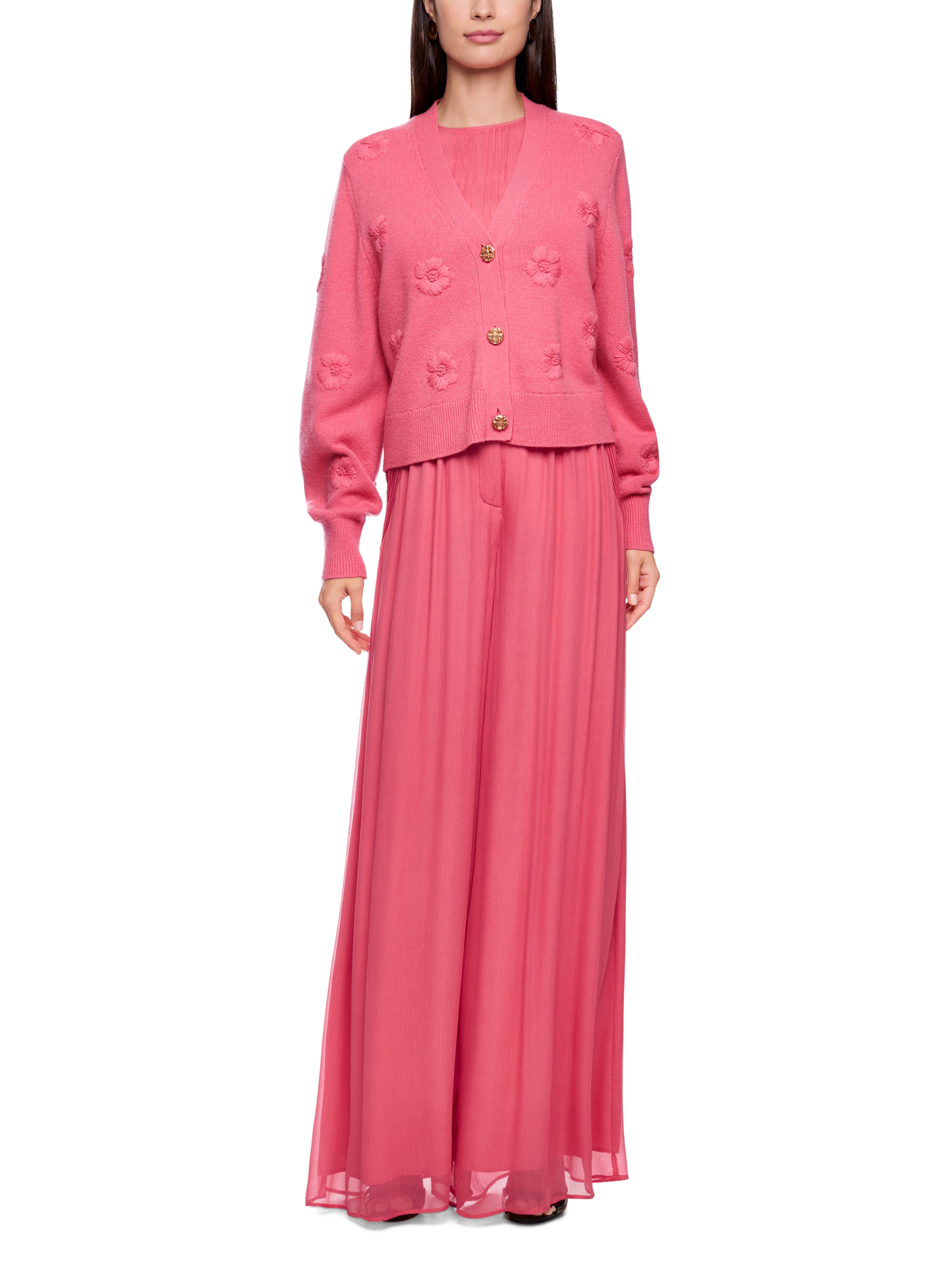 קרדיגן אלגנטי בצבע ורוד עמוק, בגזרה רפויה עם מחשוף V ודוגמת פרחים רקומיםבעיטור כפתורי זהב עם קריסטליםהרכב בד: 90% צמר בתולי, 10% קשמירהדוגמנית בגובה 1.79 מ' ולובשת מידה 3 של מארק קיין