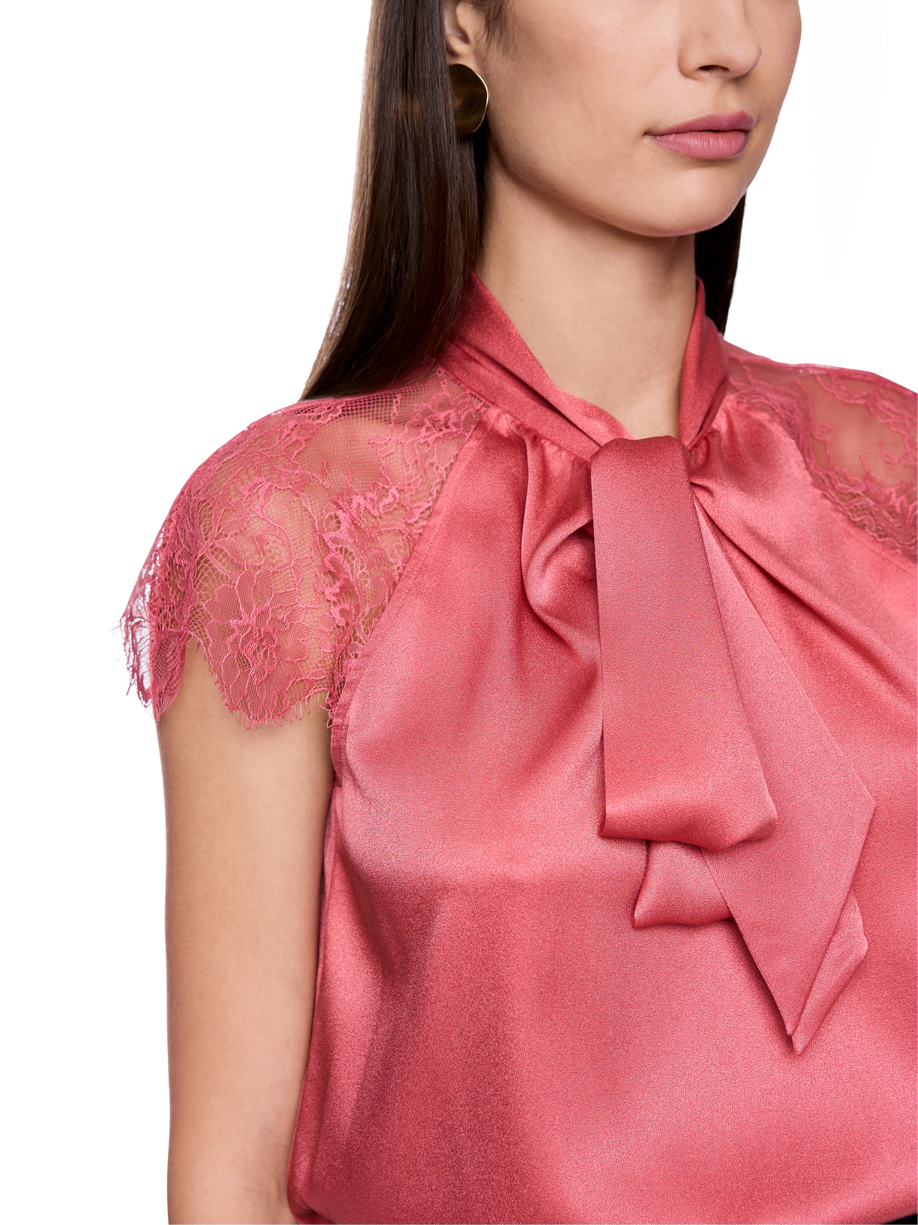 חולצת משי בגזרת ישרה, עם פפיון קשור בצוואר וחיתוך תחרה עדין בכתפיים, בד משי קלילהרכב בד: 92% משי, 8% אלסטןהדוגמנית בגובה 1.79 מ' ולובשת מידה 3 של מארק קיין