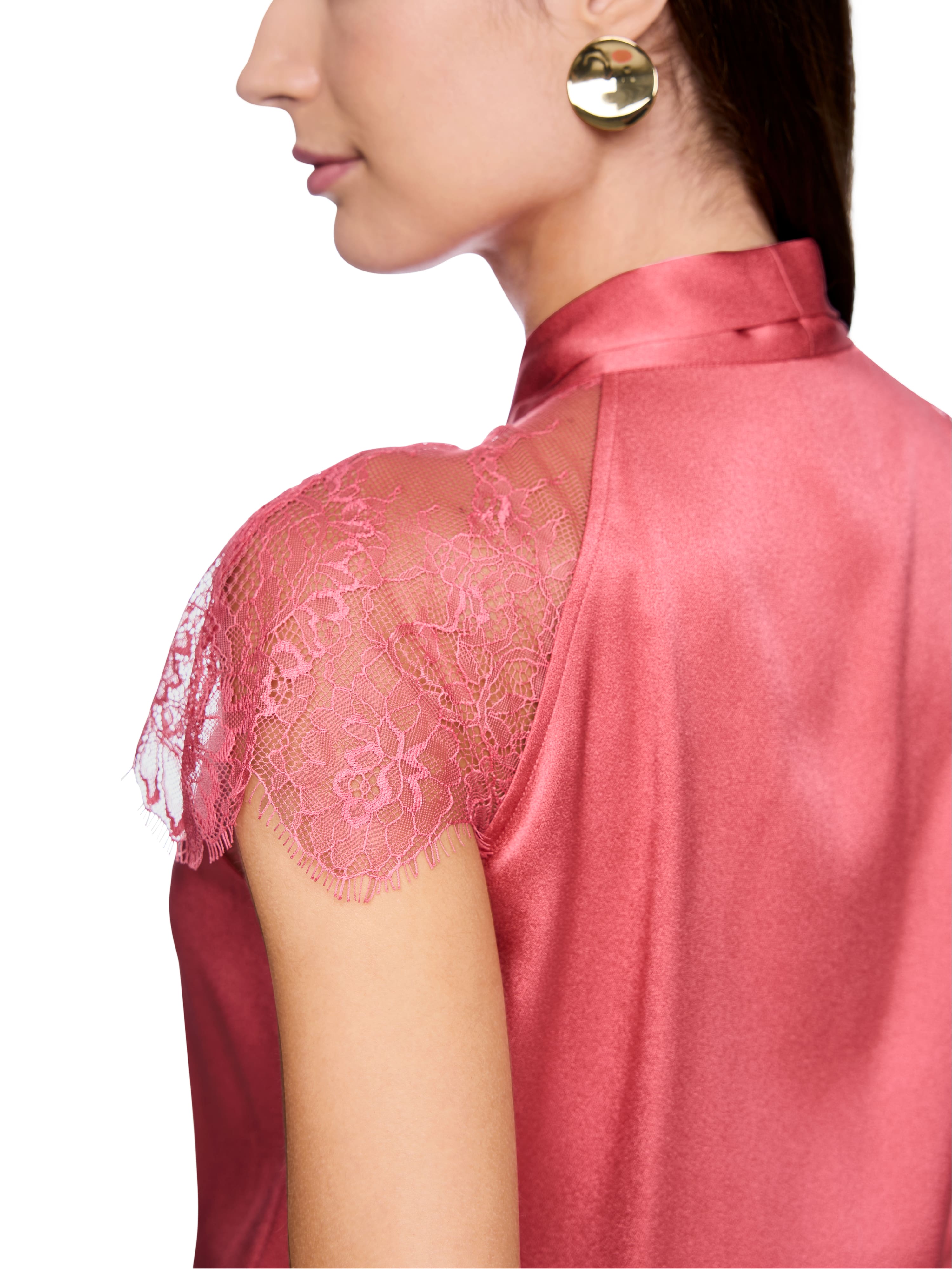 חולצת משי בגזרת ישרה, עם פפיון קשור בצוואר וחיתוך תחרה עדין בכתפיים, בד משי קלילהרכב בד: 92% משי, 8% אלסטןהדוגמנית בגובה 1.79 מ' ולובשת מידה 3 של מארק קיין