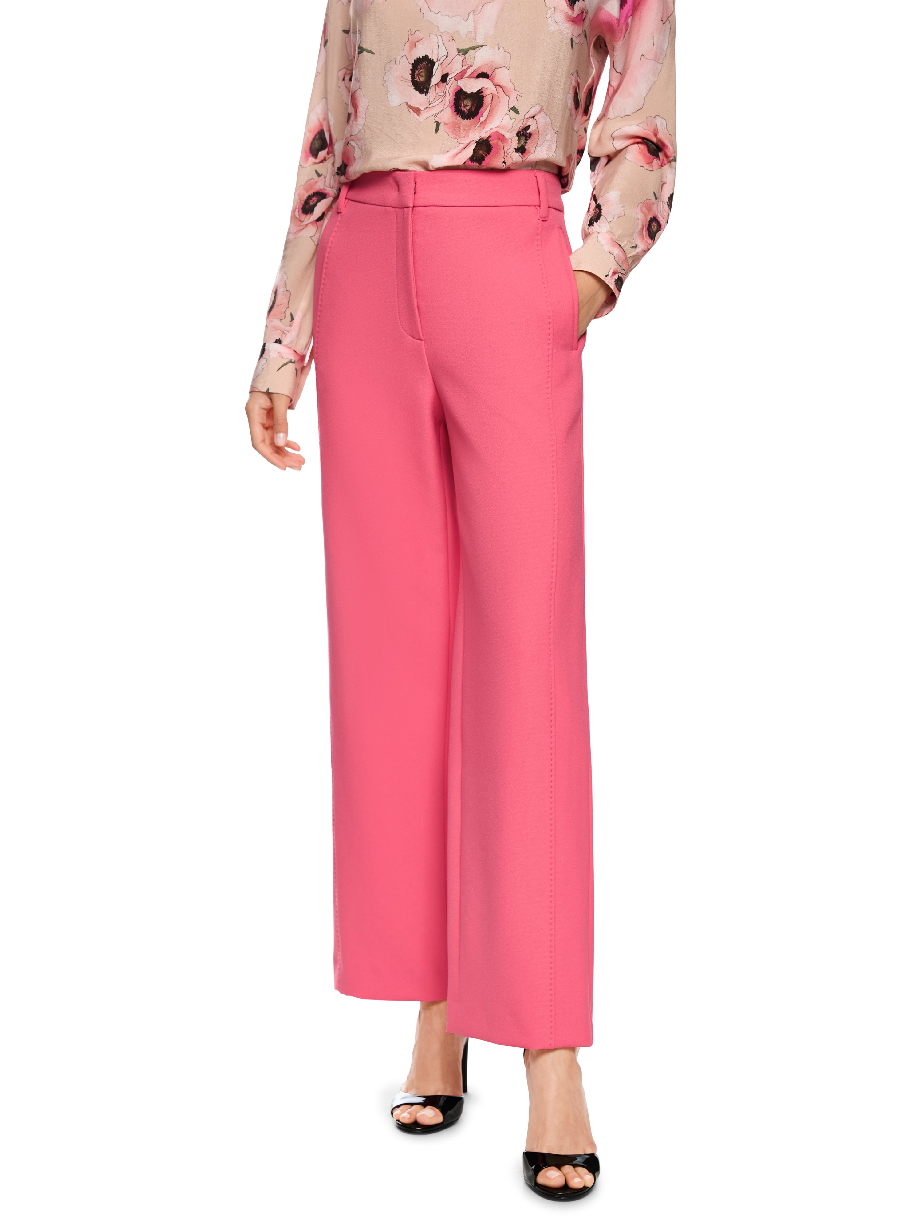 מכנסי בד בגזרה גבוהה, גזרה ישרה עם מותן גבוהה וכיסים צדדייםהרכב בד: 85% פוליאסטר, 15% אלסטןהדוגמנית בגובה 1.79 ולובשת מידה 3 של מארק קיין.