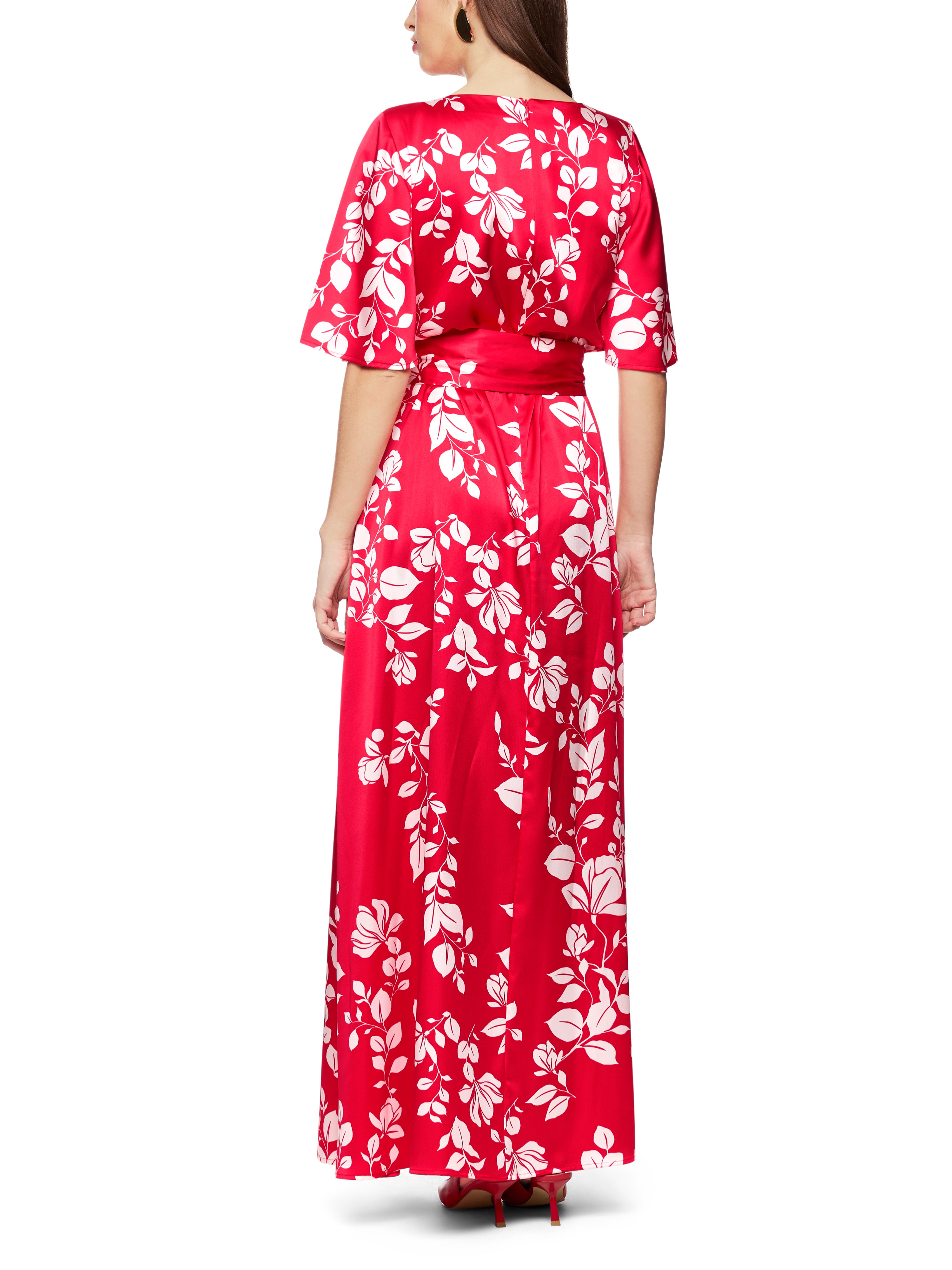 שמלת מקסי מתרחבת עם חגורה תואמת הניתנת להסרה בהדפס עליםהרכב: 51% פוליאסטר ממוחזר, 49% פוליאסטרהדוגמנית בגובה 1.79 ולובשת מידה 3 של מארק קיין