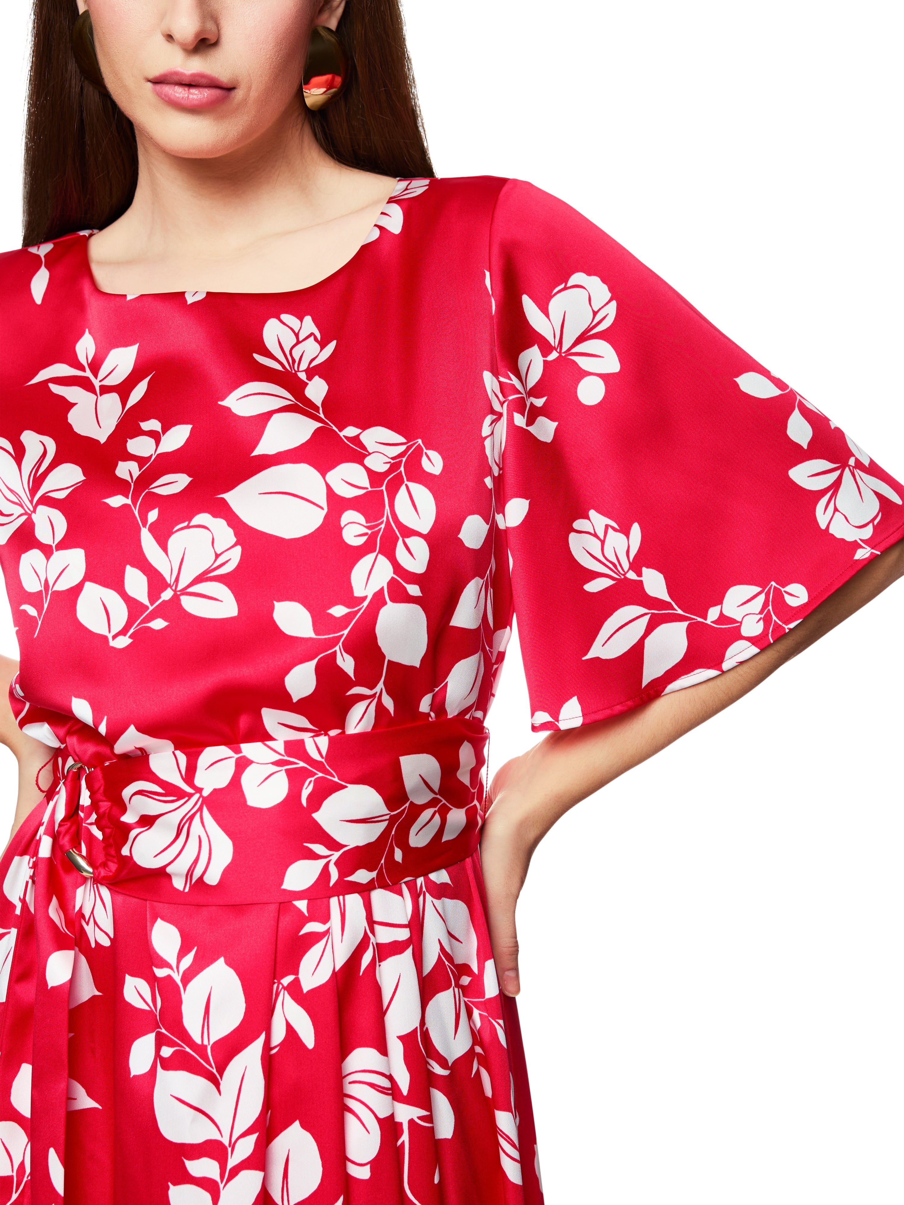 שמלת מקסי מתרחבת עם חגורה תואמת הניתנת להסרה בהדפס עליםהרכב: 51% פוליאסטר ממוחזר, 49% פוליאסטרהדוגמנית בגובה 1.79 ולובשת מידה 3 של מארק קיין