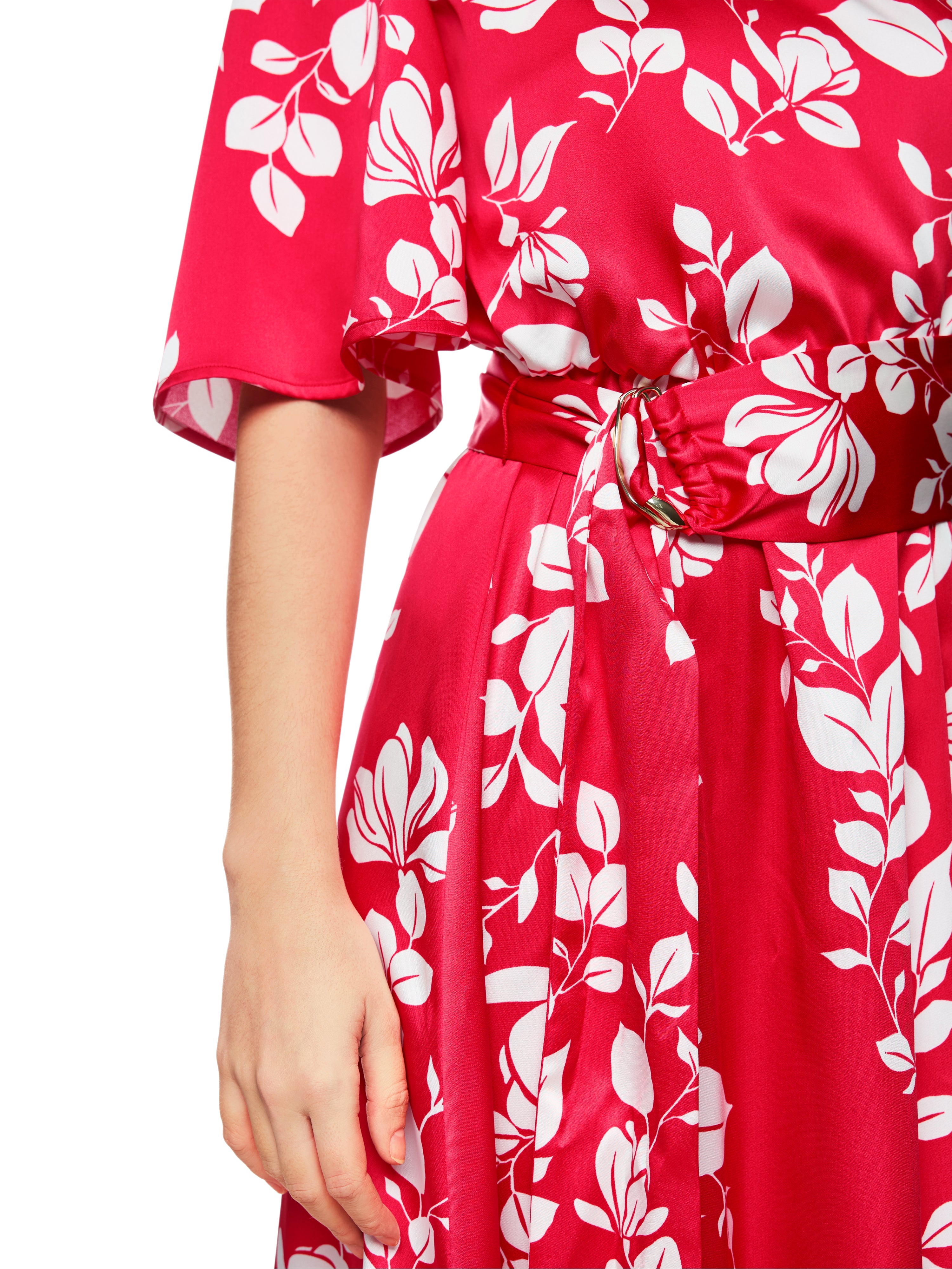 שמלת מקסי מתרחבת עם חגורה תואמת הניתנת להסרה בהדפס עליםהרכב: 51% פוליאסטר ממוחזר, 49% פוליאסטרהדוגמנית בגובה 1.79 ולובשת מידה 3 של מארק קיין