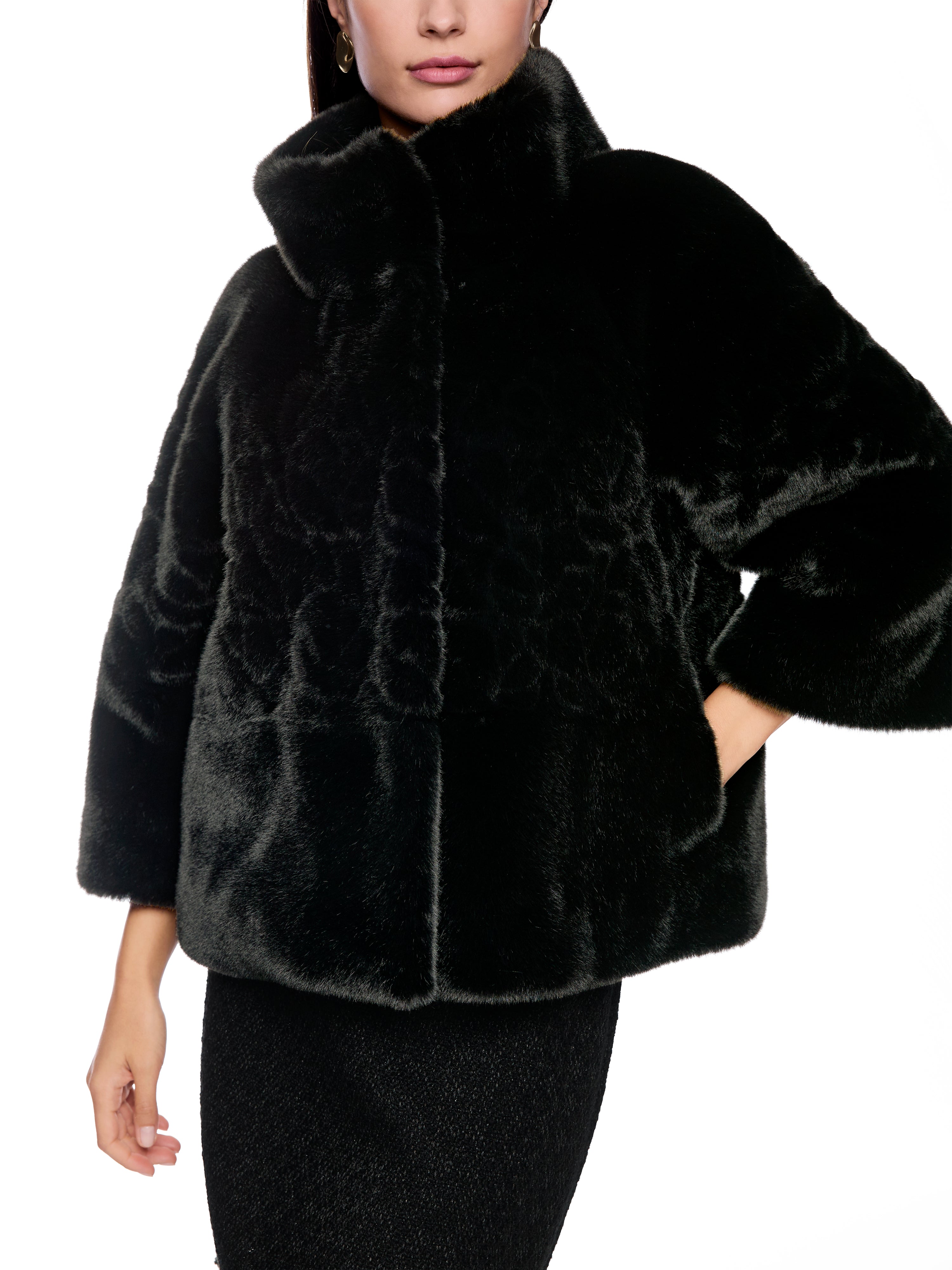 מעיל דמוי פרווה אלגנטי בצבע שחור, עם צווארון גבוה ודיטייליםגזרה ישרה, עם סגירה קדמית בכפתורים ושרוולים מתרחביםהרכב הבד: 100% פוליאסטרהדוגמנית בגובה 1.79 ולובשת מידה 3 של מארק קיין