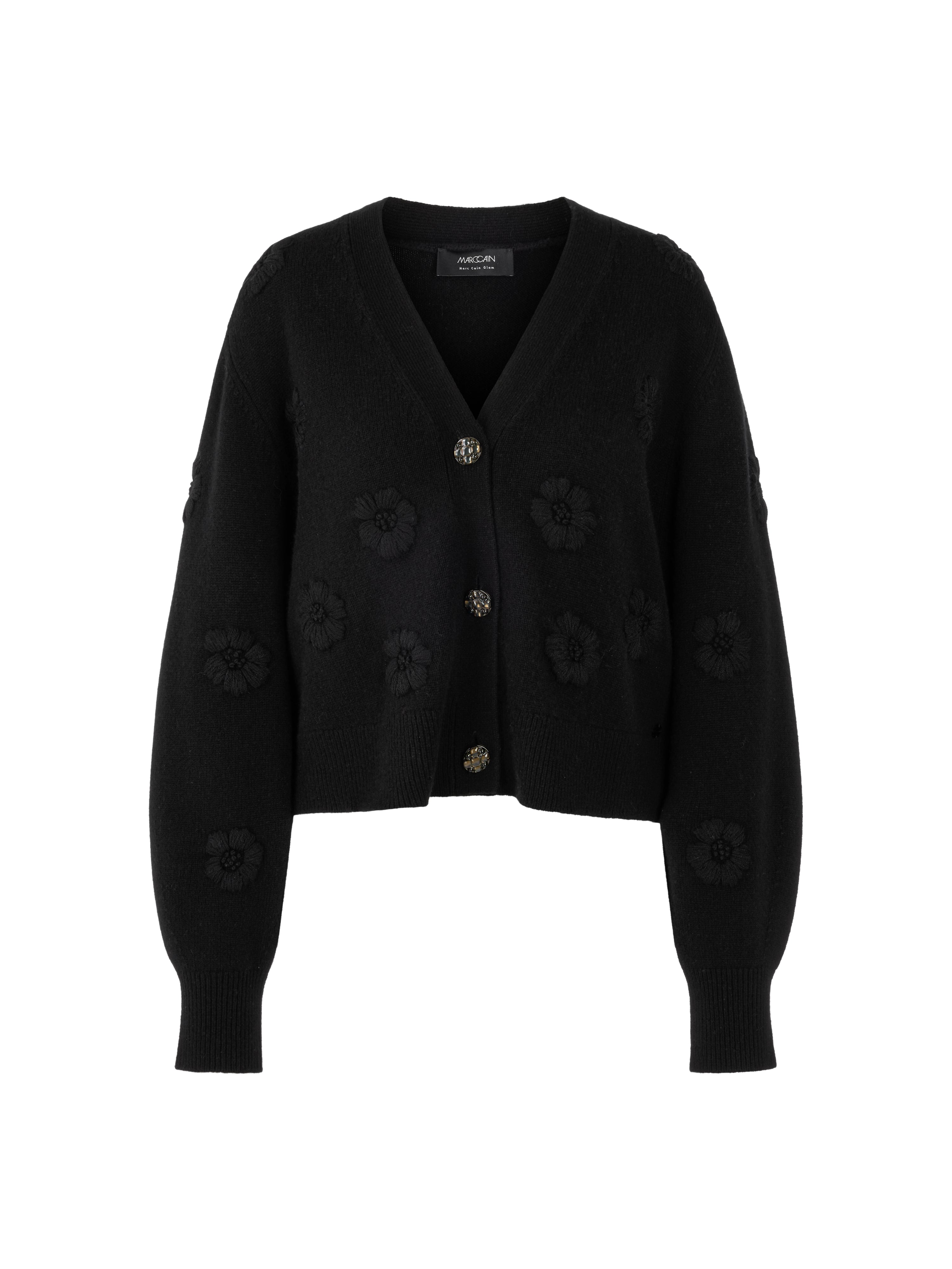 קרדיגן אלגנטי בצבע שחור, בגזרה רפויה עם מחשוף V ודוגמת פרחים רקומיםבעיטור כפתורי זהב עם קריסטליםהרכב בד: 90% צמר בתולי, 10% קשמירהדוגמנית בגובה 1.79 מ' ולובשת מידה 3 של מארק קיין