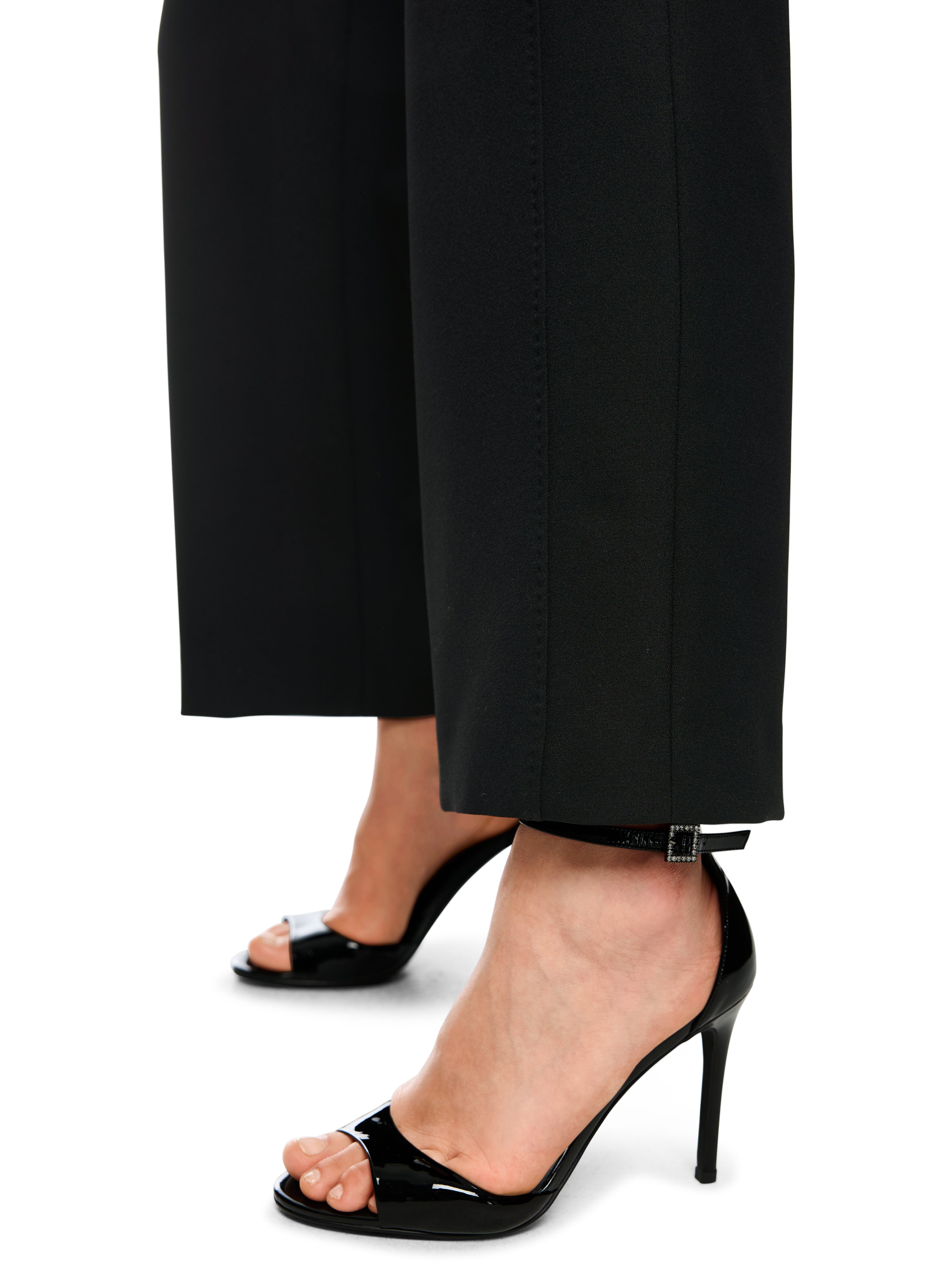 מכנסי בד בגזרה גבוהה, גזרה ישרה עם מותן גבוהה וכיסים צדדייםהרכב בד: 85% פוליאסטר, 15% אלסטןהדוגמנית בגובה 1.79 ולובשת מידה 3 של מארק קיין.