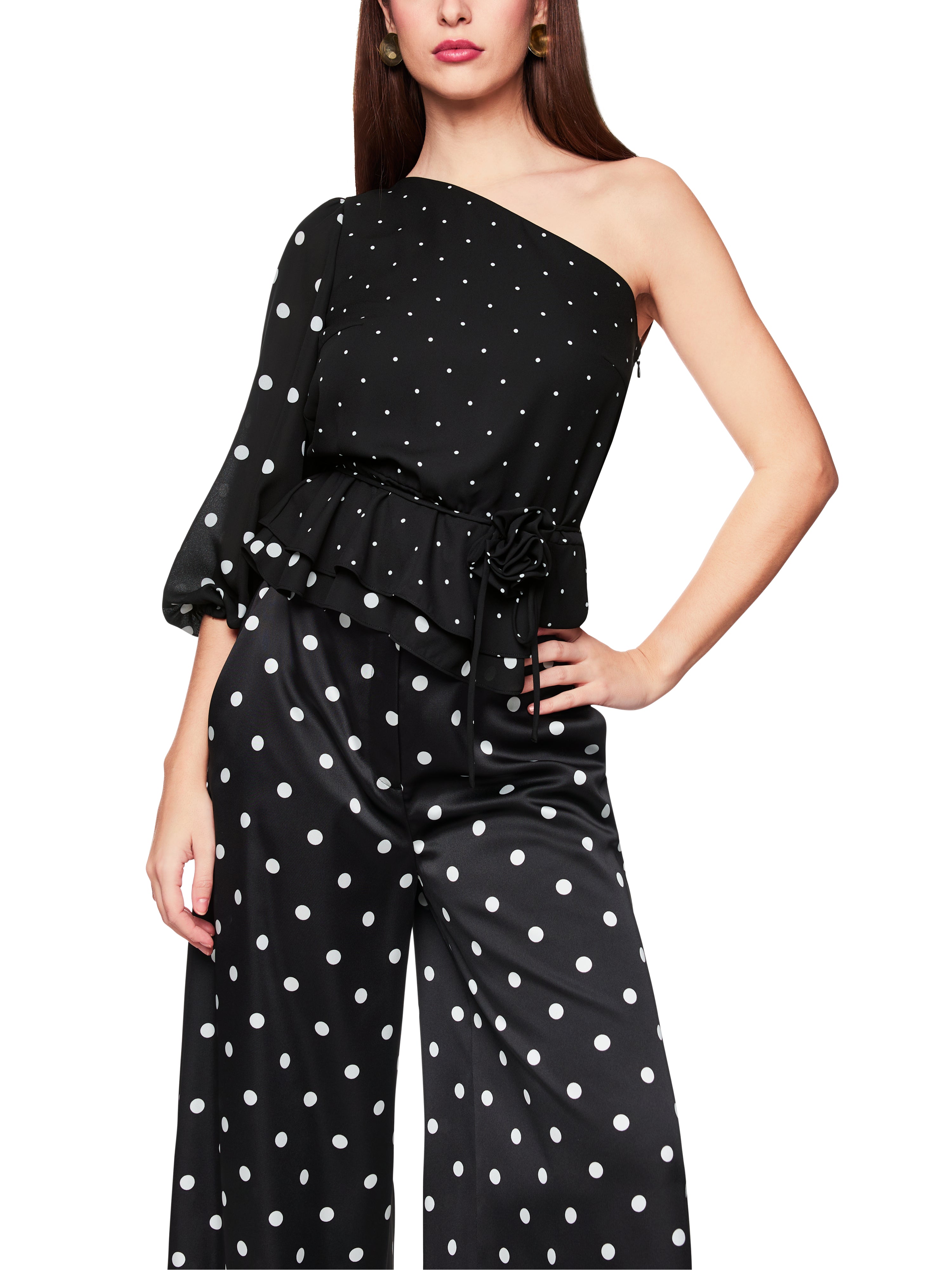 טופ א-סימטרי בגזרה צמודה ורוכסן צדדיהרכב: 100% פוליאסטרהדוגמנית בגובה 1.79 ולובשת מידה 3 של מארק קיין