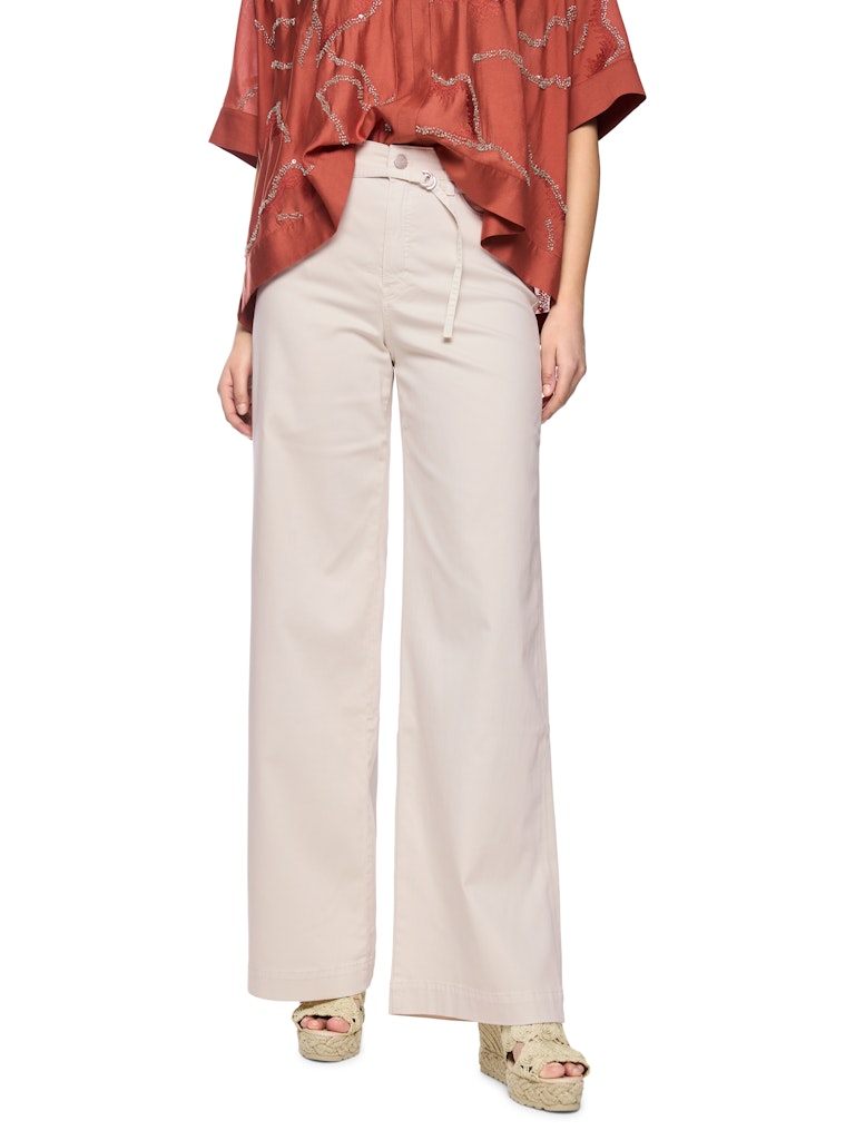 מכנסי ג'ינס בגזרת Wide Leg מתרחבת מאזור קו המותן ועד למכפלת, עם מותן גבוהה ורגל ארוכה.המכנסיים עשויים תערובת כותנה וליוסל נוחה ואלסטית, עם תוספת של חגורת מותן דקה. עיצוב 5 כיסים קלאסי, לולאות לחגורה, וסגירה באמצעות רוכסן וכפתור.הרכב: 45% כותנה, 44% ליוסל (Tencel), 9% אלסטומולטיאסטר, 2% אלסטןהדוגמנית בגובה 1.79 ולובשת מידה 3 של מארק קיין