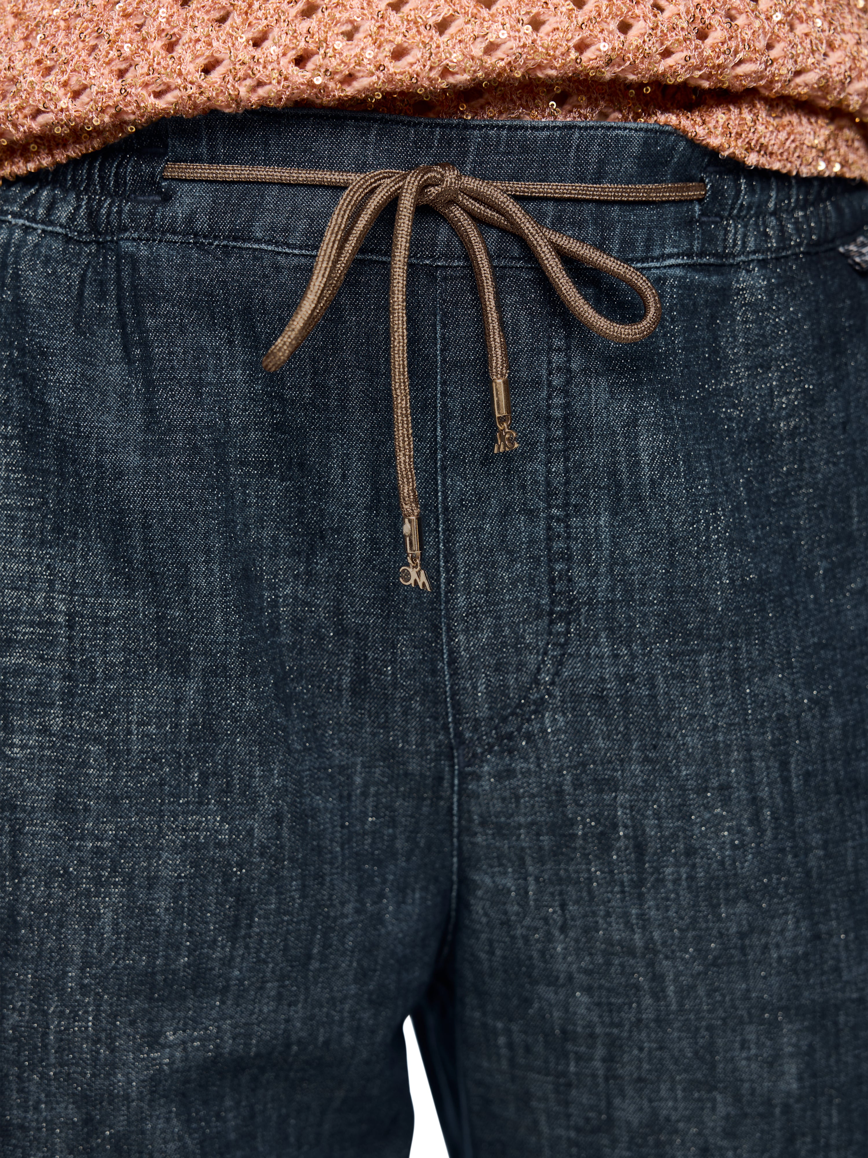 מכנסי ג'ינס בסגנון קז'ואל עם מכפלת, רצועת מותן אלסטית וקשירת שרוךהרכב: 62% כותנה, 32% ויסקוזה, 4% פוליאסטר, 2% פוליאמידהדוגמנית בגובה 1.79 ולובשת מידה 3 של מארק קיין