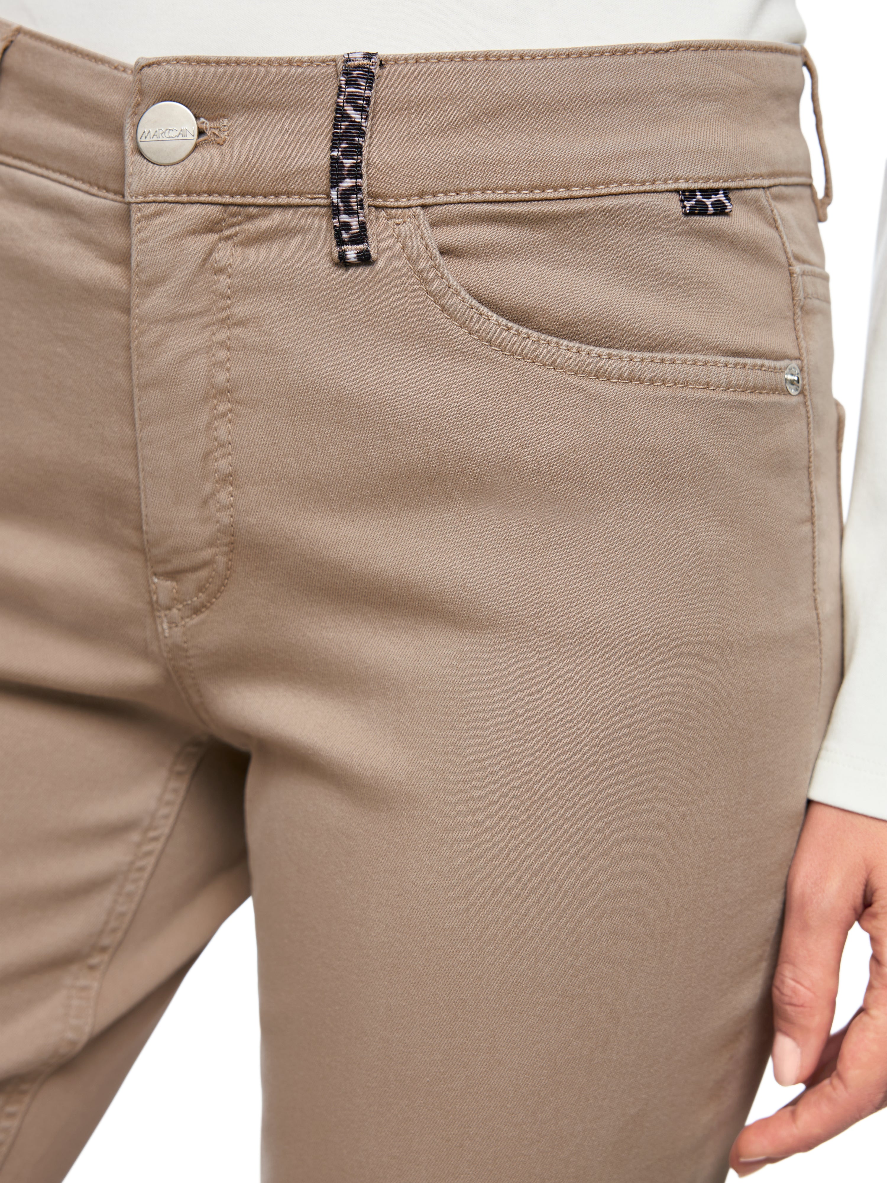 מכנסיים מתרחבים בגזרה נינוחההרכב: 92% כותנה, 5% אלסטומולטיאסטר, 3% אלסטןהדוגמנית בגובה 1.79 ולובשת מידה 3 של מארק קיין