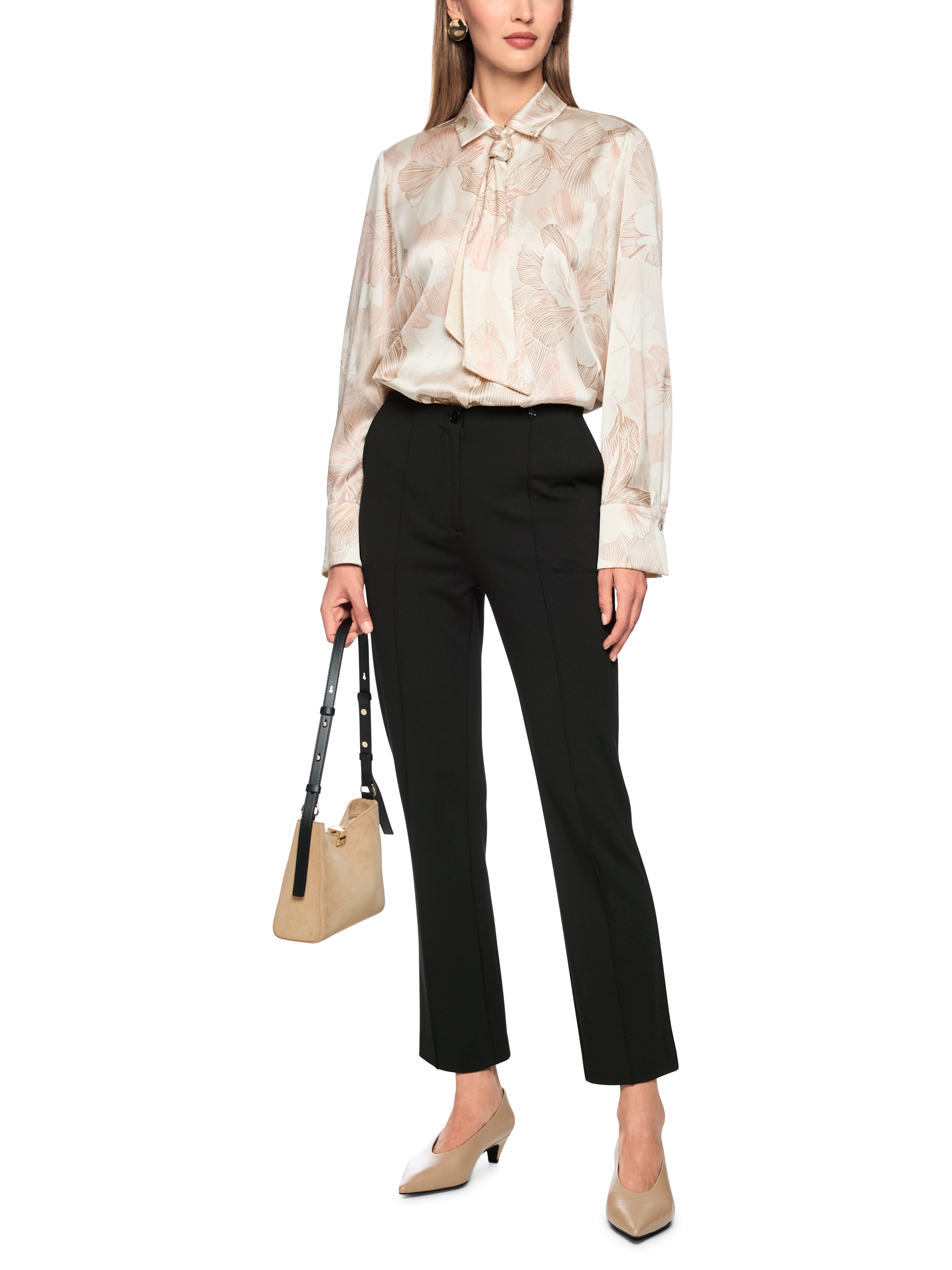 מכנסיים באורך 7/8 מתרחבים, עם חגורה אלסטית פנימיתהרכב: 68% ויסקוזה, 28% פוליאמיד, 4% אלסטןהדוגמנית בגובה 1.79 ולובשת מידה 3 של מארק קיין